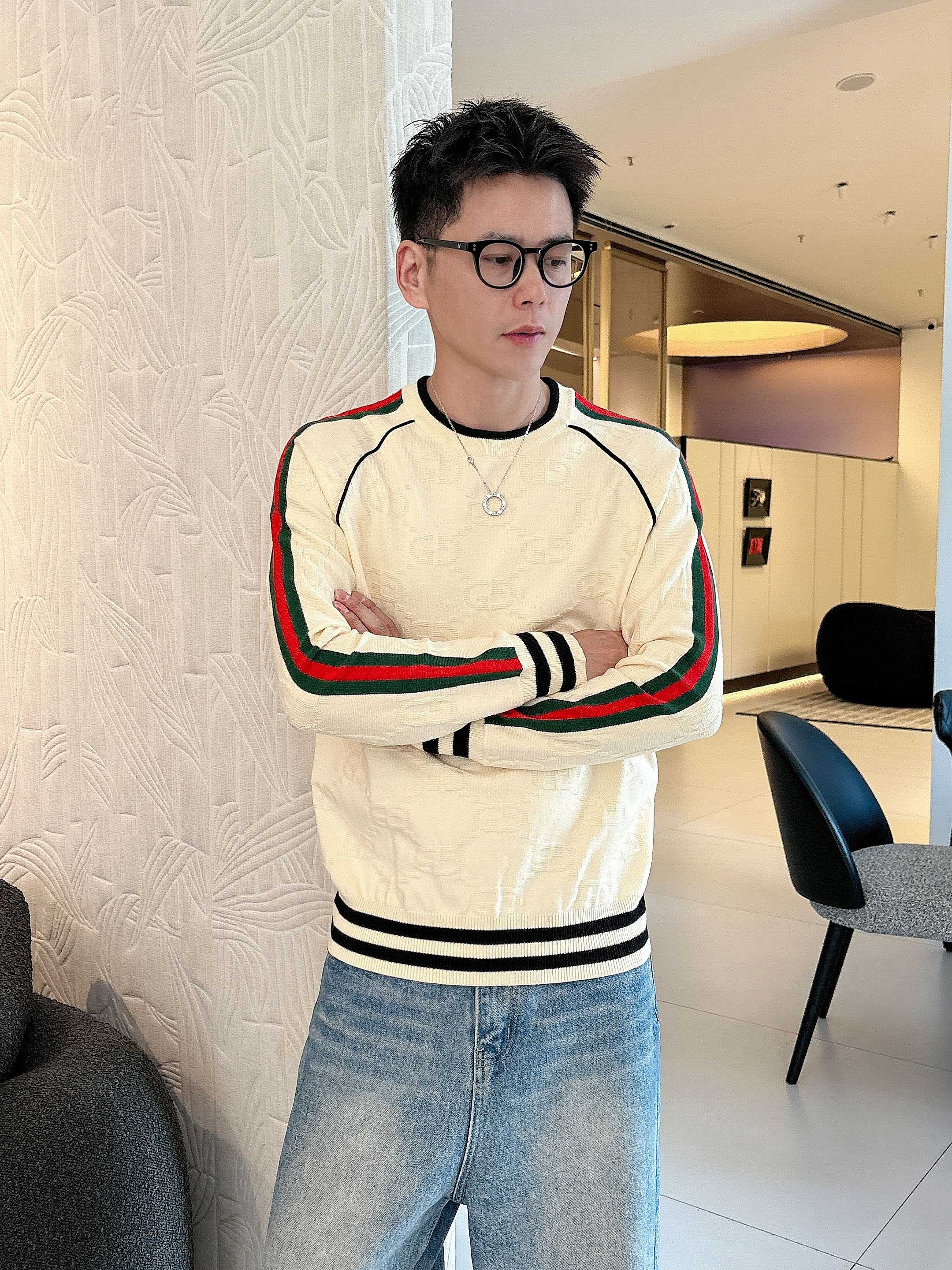 · 古驰Gucci 2025官网秋冬季最新款圆领毛衣，专柜同步在售爆款！特供羊毛混纺面料.手感舒适.可直