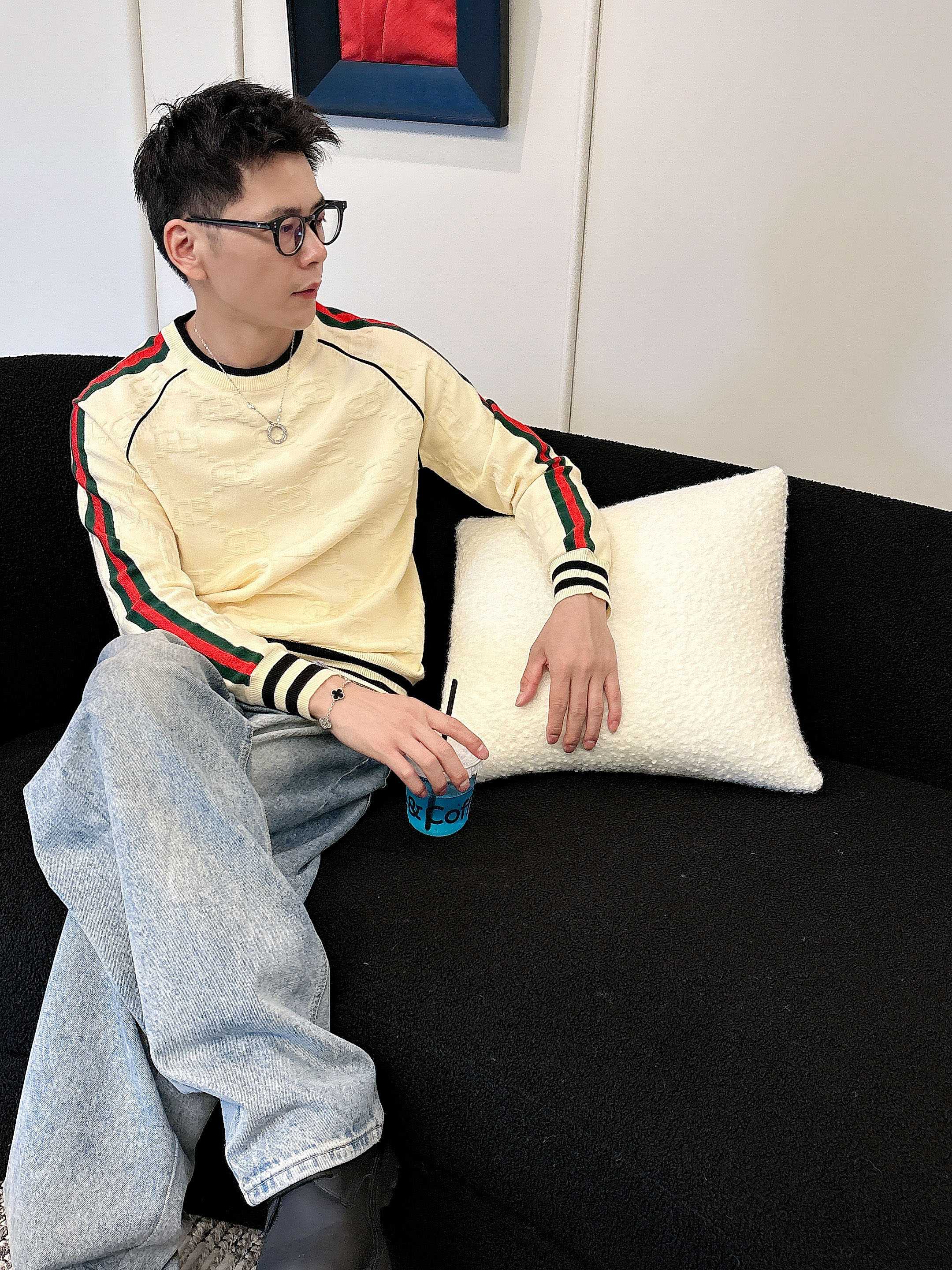 · 古驰Gucci 2025官网秋冬季最新款圆领毛衣，专柜同步在售爆款！特供羊毛混纺面料.手感舒适.可直