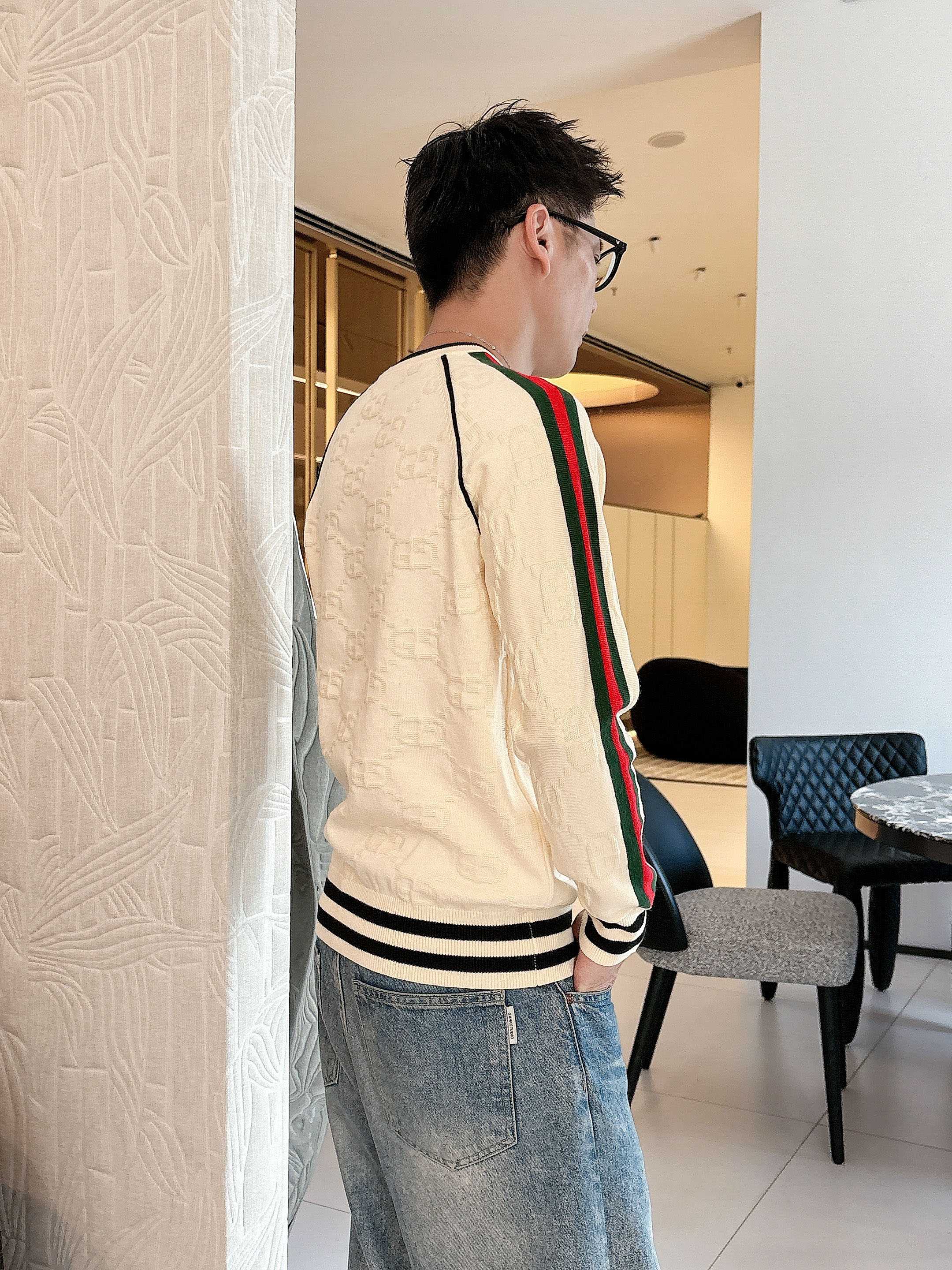 · 古驰Gucci 2025官网秋冬季最新款圆领毛衣，专柜同步在售爆款！特供羊毛混纺面料.手感舒适.可直