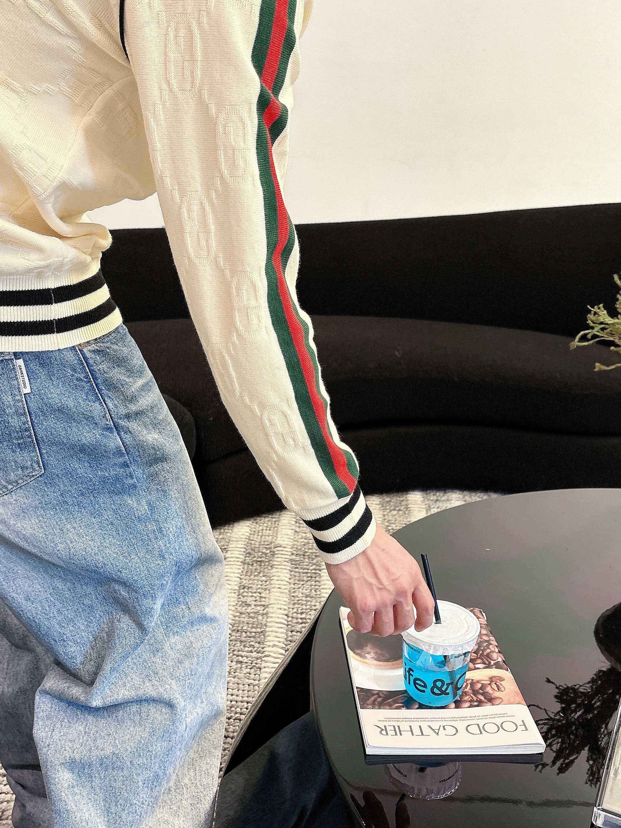 · 古驰Gucci 2025官网秋冬季最新款圆领毛衣，专柜同步在售爆款！特供羊毛混纺面料.手感舒适.可直