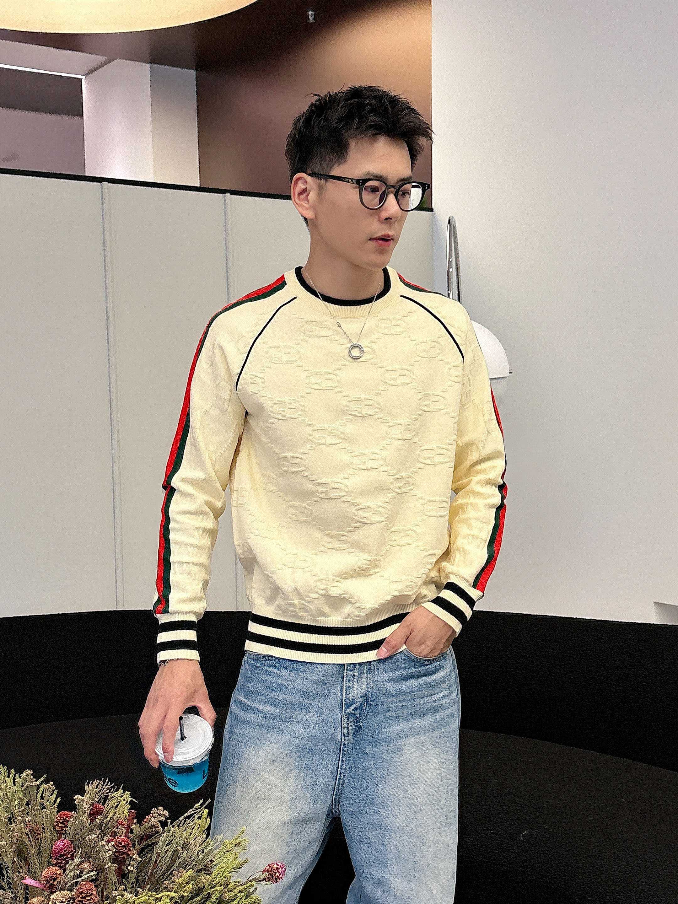 · 古驰Gucci 2025官网秋冬季最新款圆领毛衣，专柜同步在售爆款！特供羊毛混纺面料.手感舒适.可直