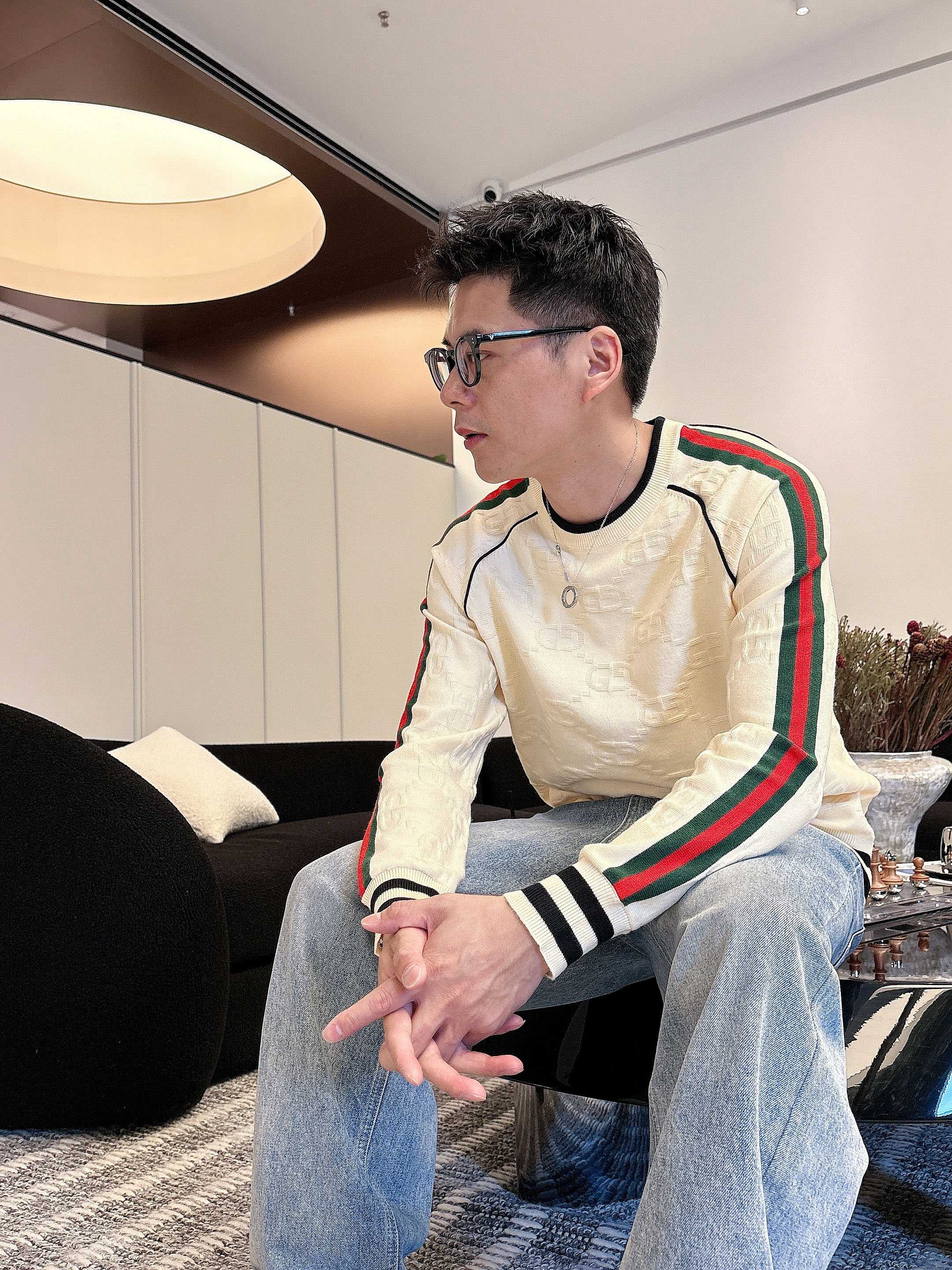 · 古驰Gucci 2025官网秋冬季最新款圆领毛衣，专柜同步在售爆款！特供羊毛混纺面料.手感舒适.可直