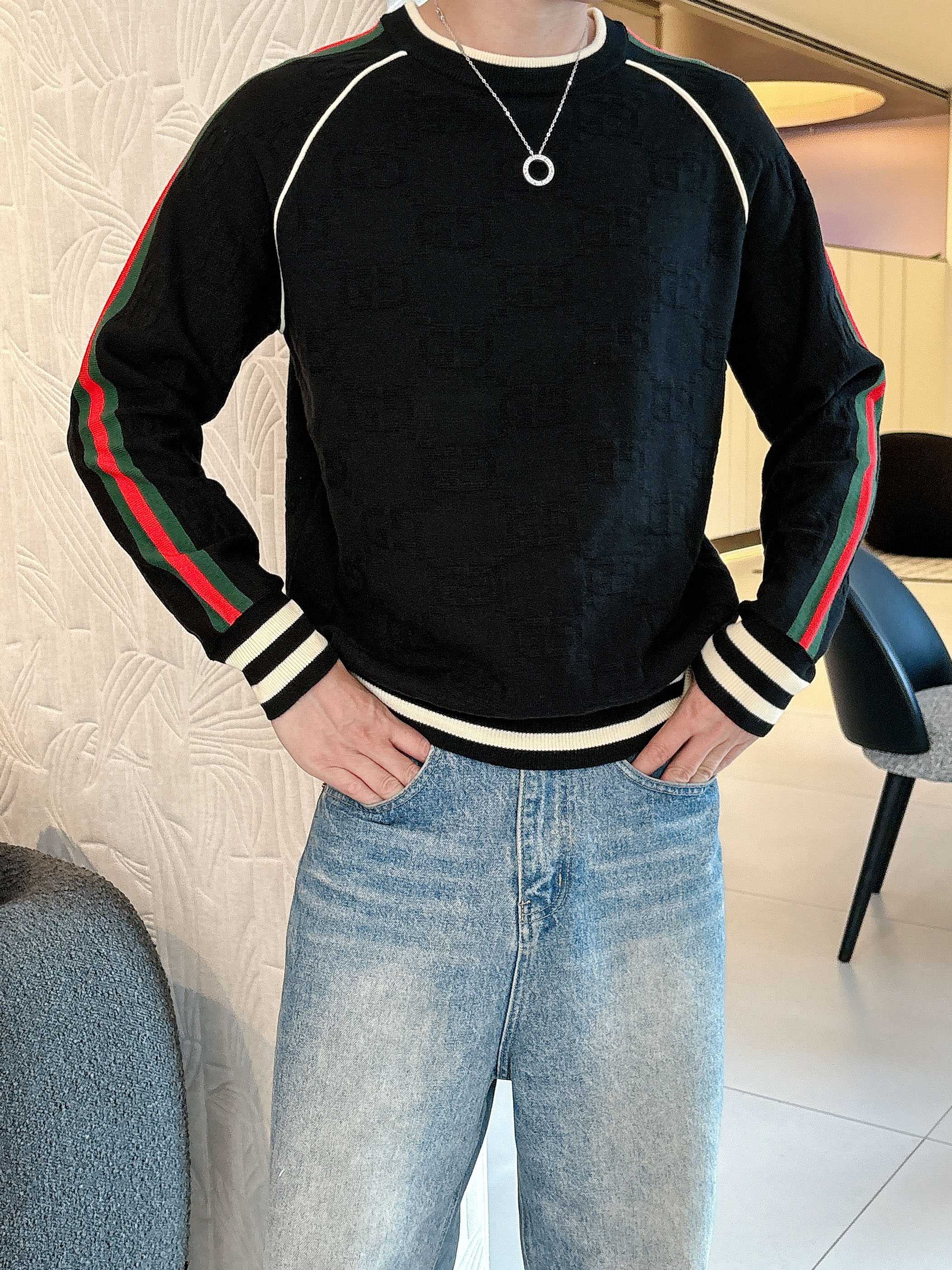 · 古驰Gucci 2025官网秋冬季最新款圆领毛衣，专柜同步在售爆款！特供羊毛混纺面料.手感舒适.可直