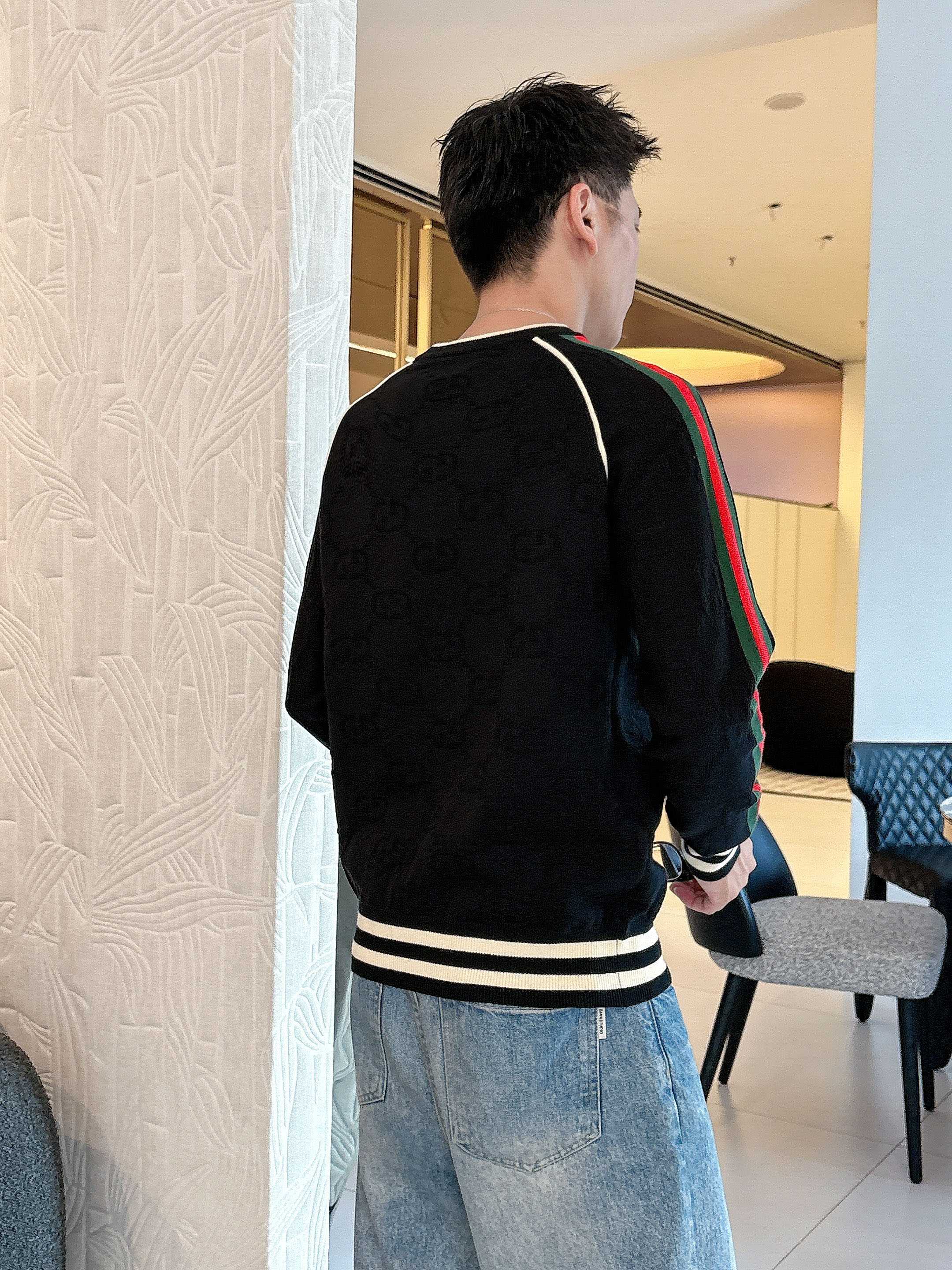 · 古驰Gucci 2025官网秋冬季最新款圆领毛衣，专柜同步在售爆款！特供羊毛混纺面料.手感舒适.可直