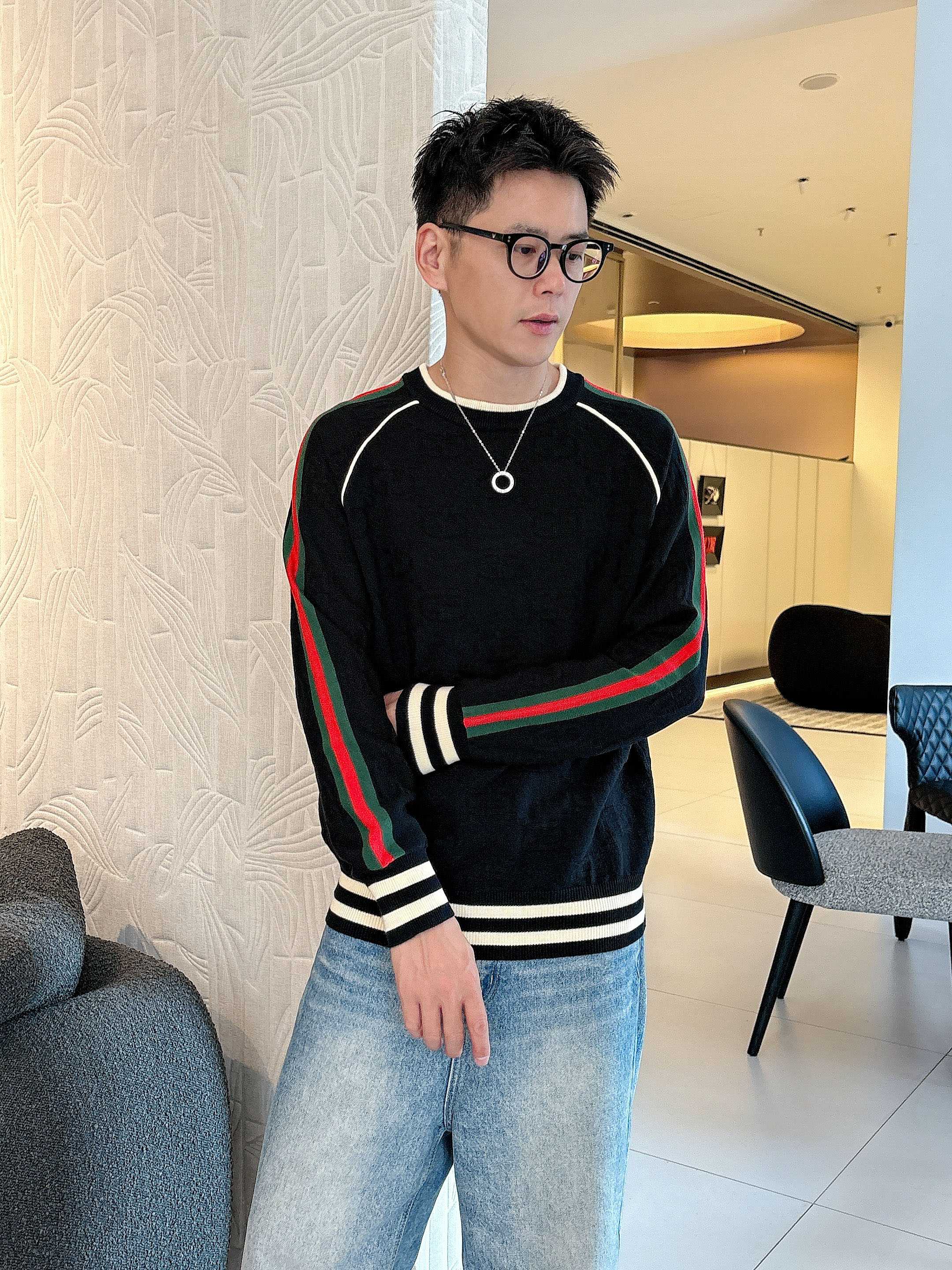 NO:563814,Gucci's latest 2025 autumn and winter crew neck sweaters from the official website are on sale at the counters simultaneously!  Specially made of wool blended fabric. It feels comfortable. It can be directly in contact with the skin. The logo badge is exquisitely embroidered, which is extremely eye-catching!  The details highlight the fashionable charm of big brands. Exquisite workmanship. Three-dimensional cutting style. The wearing effect is invincible and handsome!  All three standards are complete!  Size M-3XL,,gucci,gucci,sweaters,alexander wang19860909古驰Gucci 2025官网秋冬季最新款圆领毛衣,专柜同步在售爆款！特供羊毛混纺面料.手感舒适.可直接接触皮肤,logo徽章精致刺绣标志,极为抢眼！细节凸显大牌时尚魅力.精致做工.立体裁剪风格.穿着效果无敌帅气！三标齐全！码数M-3XL,,gucci,gucci,sweaters,alexander wang,Men's clothing