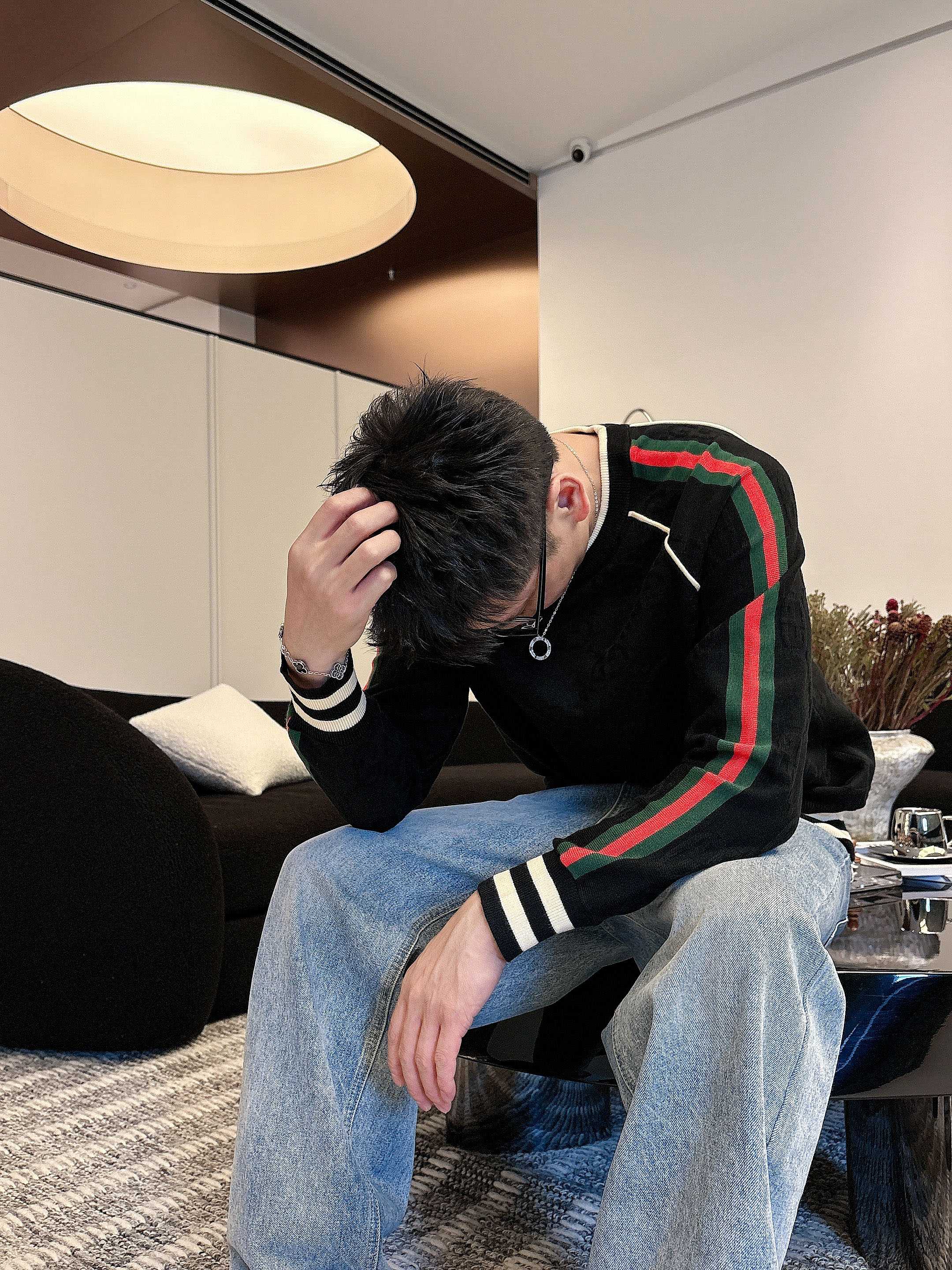 · 古驰Gucci 2025官网秋冬季最新款圆领毛衣，专柜同步在售爆款！特供羊毛混纺面料.手感舒适.可直