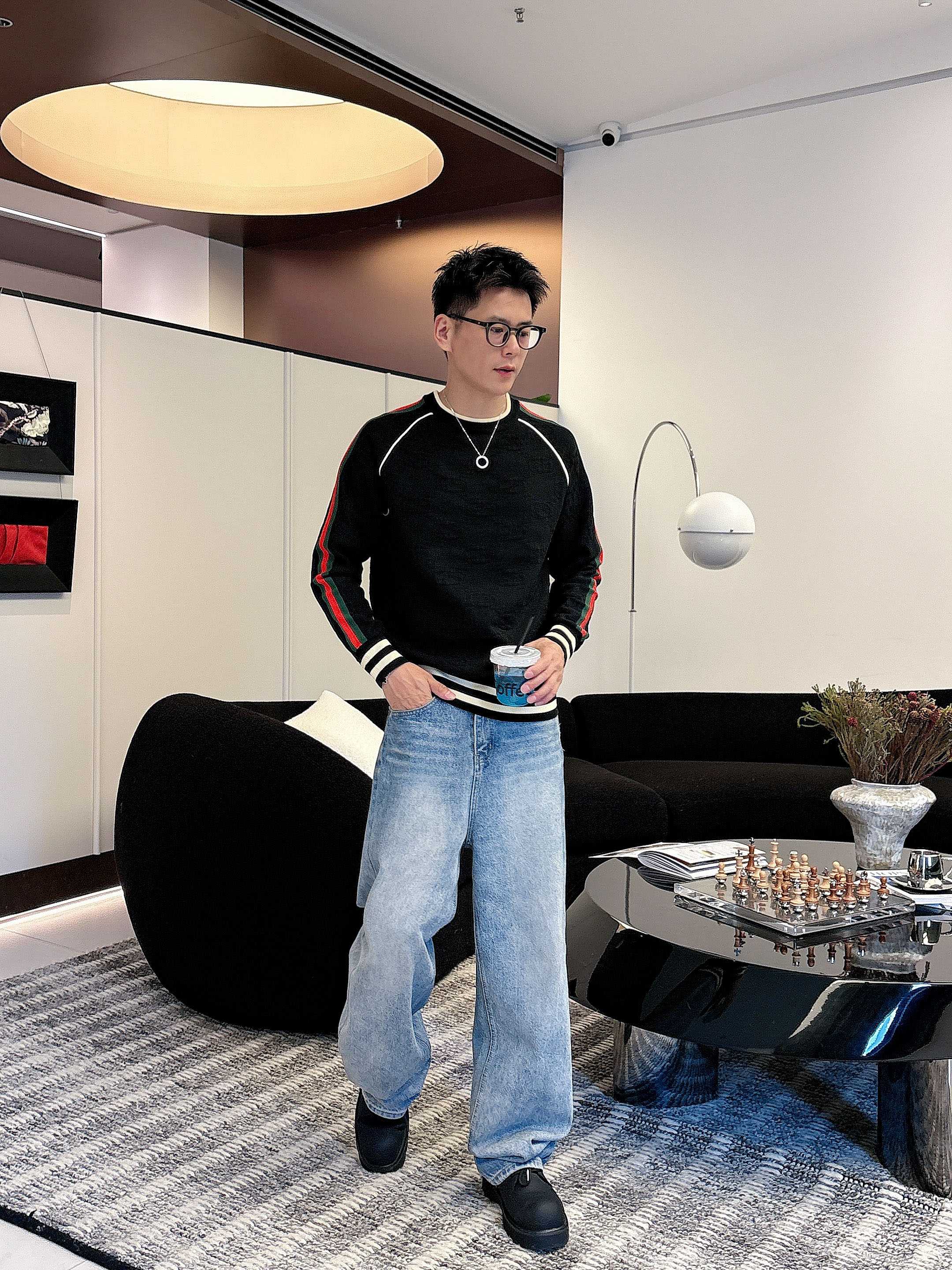 · 古驰Gucci 2025官网秋冬季最新款圆领毛衣，专柜同步在售爆款！特供羊毛混纺面料.手感舒适.可直