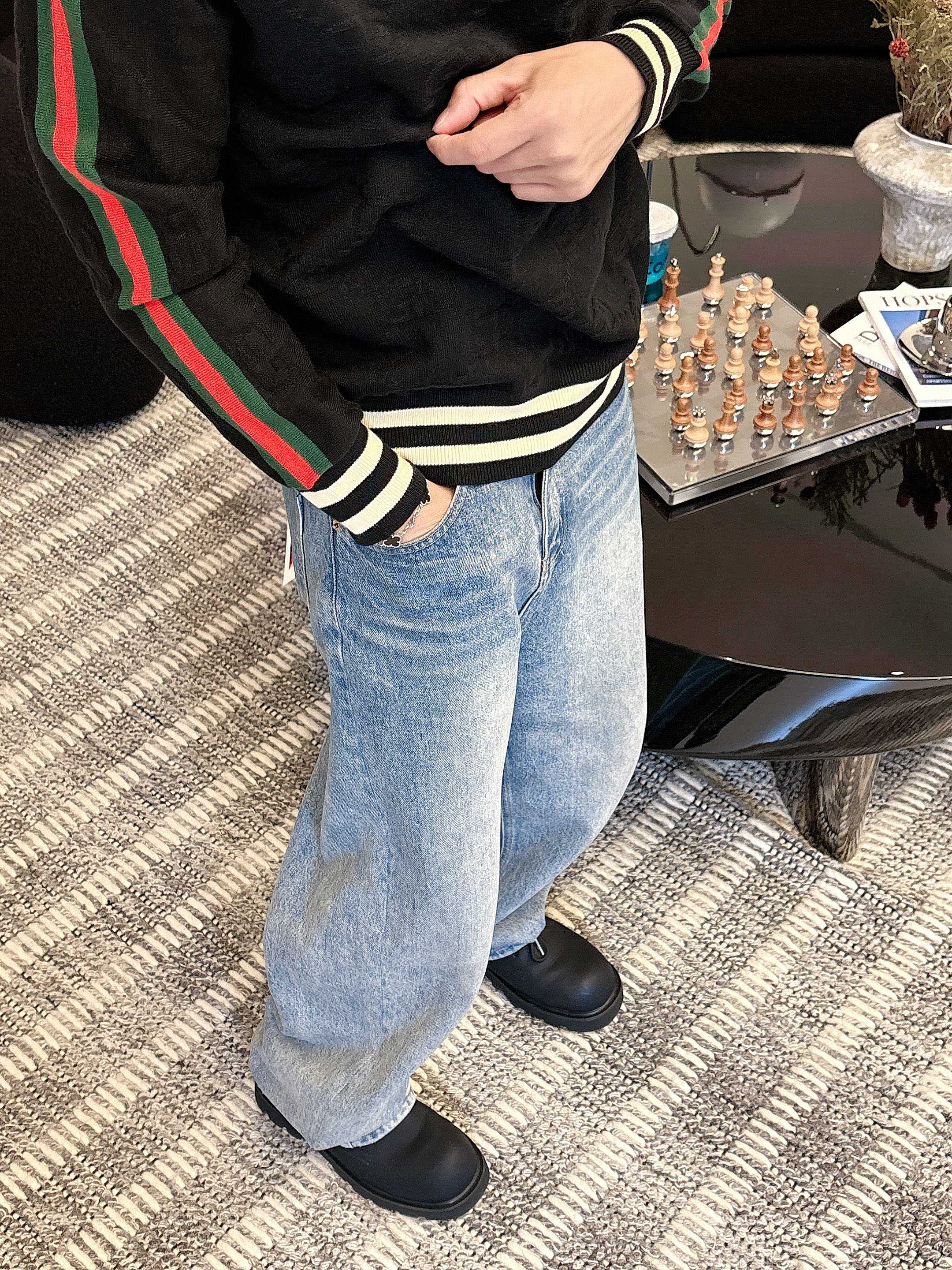 · 古驰Gucci 2025官网秋冬季最新款圆领毛衣，专柜同步在售爆款！特供羊毛混纺面料.手感舒适.可直