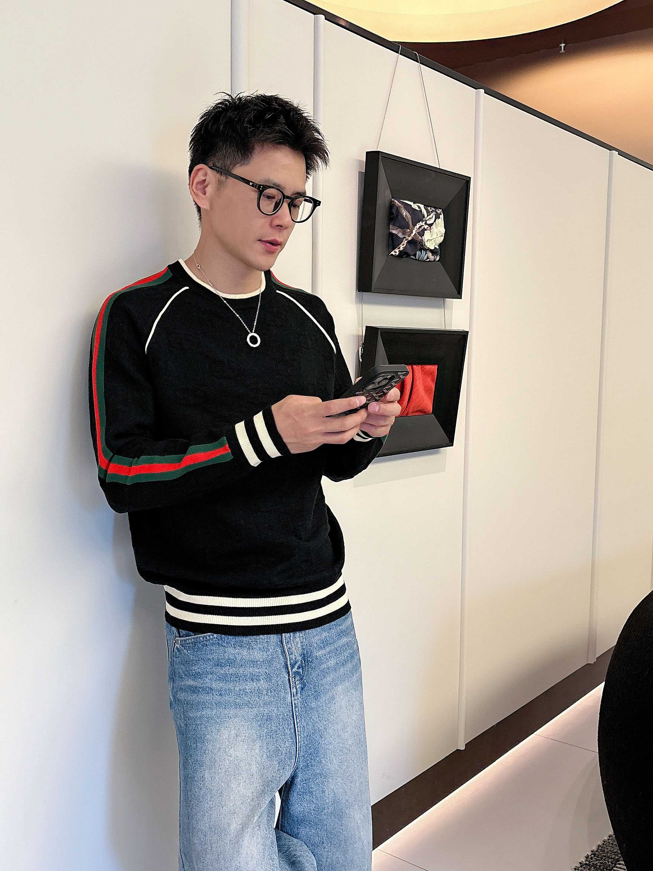 · 古驰Gucci 2025官网秋冬季最新款圆领毛衣，专柜同步在售爆款！特供羊毛混纺面料.手感舒适.可直