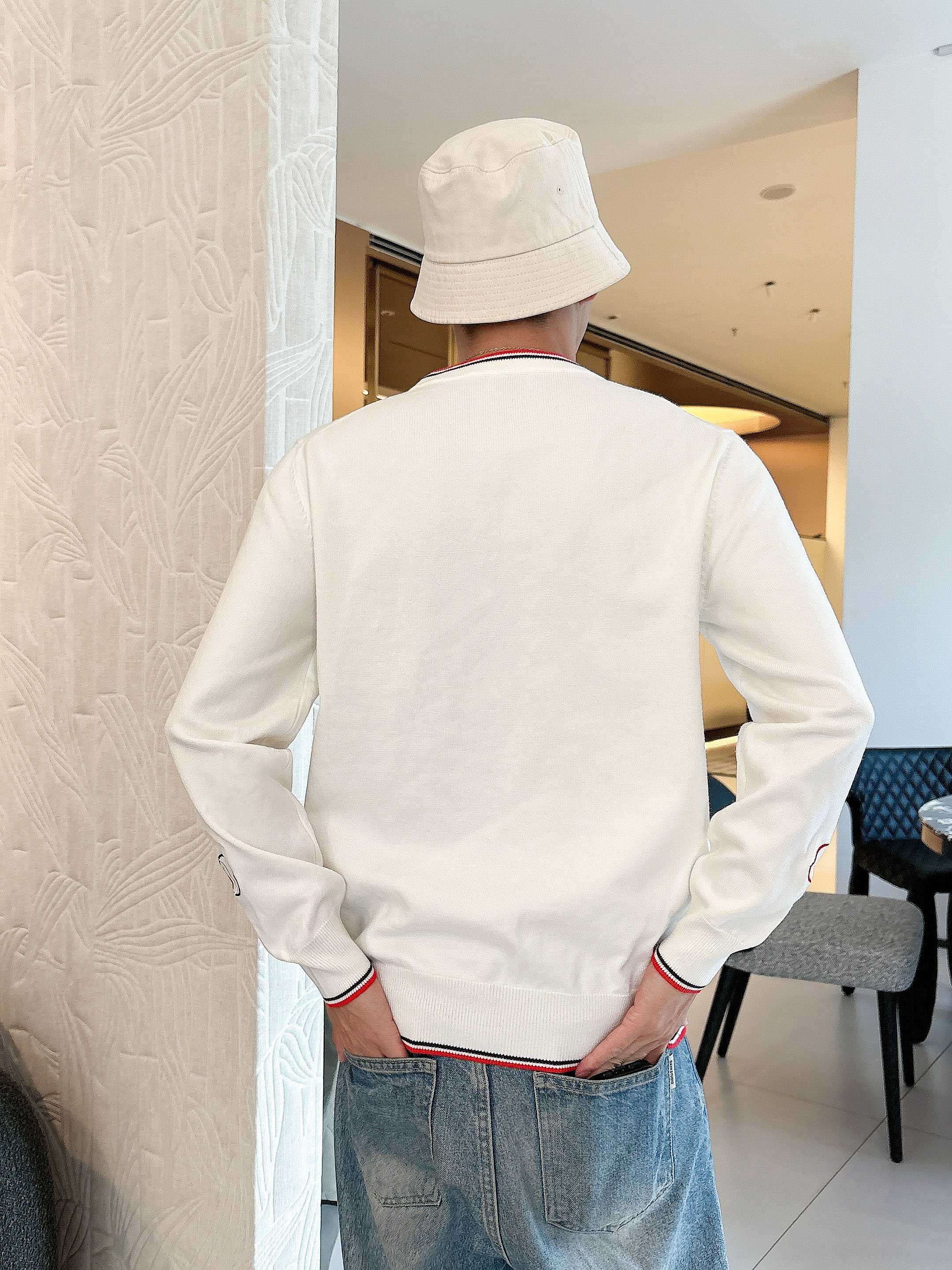 · 蒙口Moncler 2025官网秋冬季最新款圆领毛衣，专柜同步在售爆款！特供羊毛混纺面料.手感舒适.