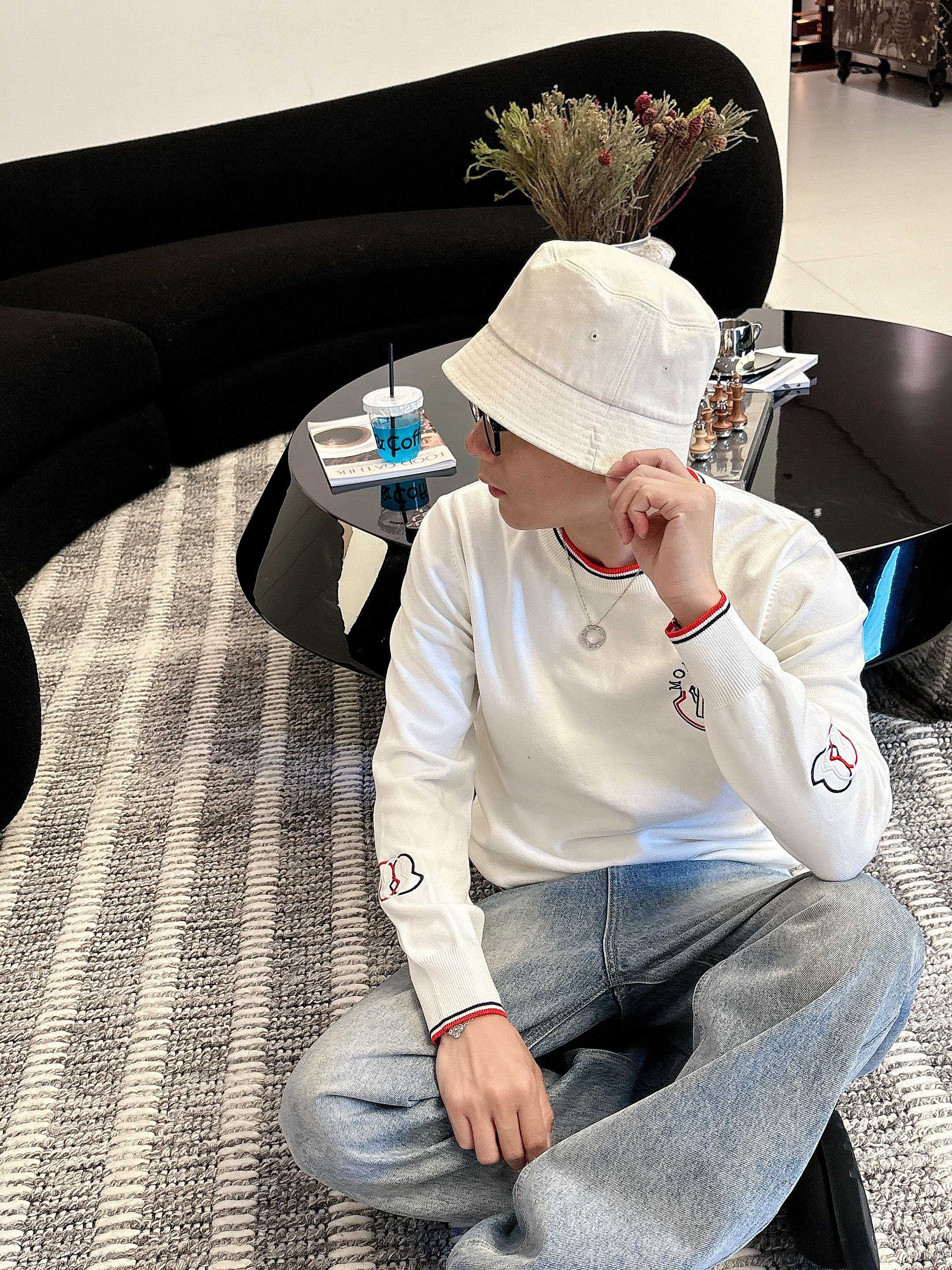 · 蒙口Moncler 2025官网秋冬季最新款圆领毛衣，专柜同步在售爆款！特供羊毛混纺面料.手感舒适.