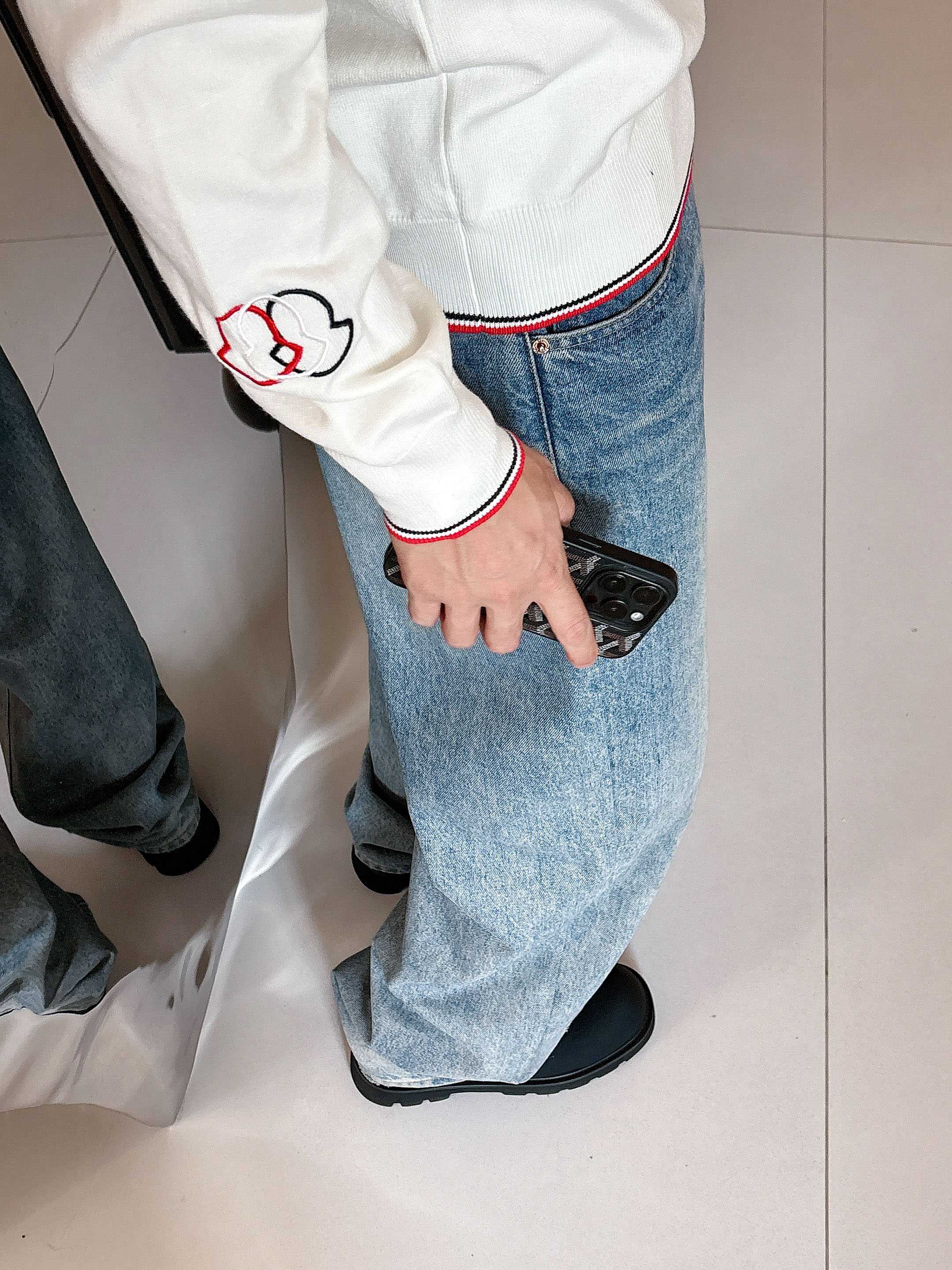 · 蒙口Moncler 2025官网秋冬季最新款圆领毛衣，专柜同步在售爆款！特供羊毛混纺面料.手感舒适.