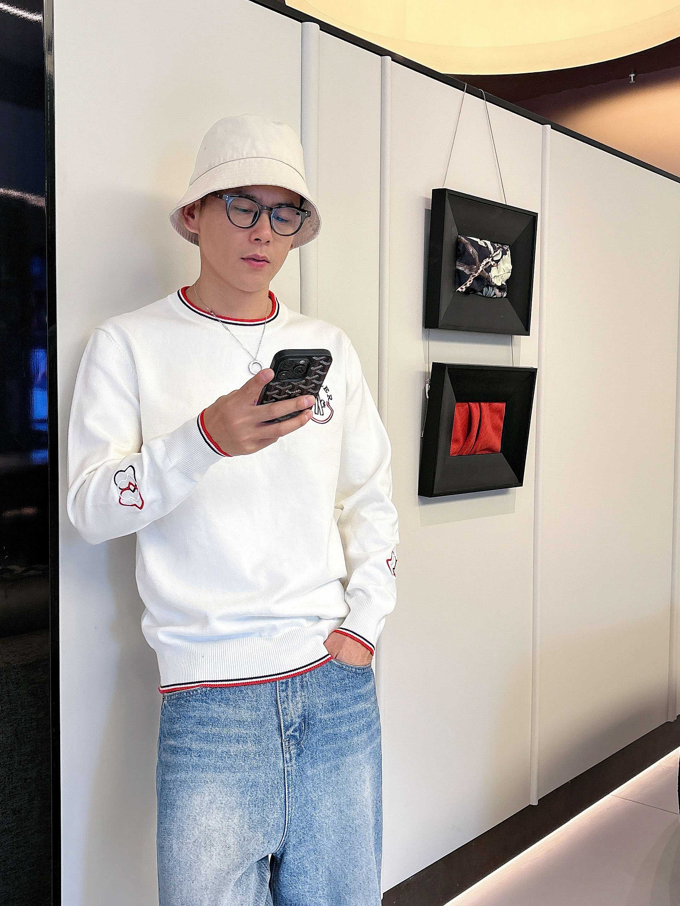 · 蒙口Moncler 2025官网秋冬季最新款圆领毛衣，专柜同步在售爆款！特供羊毛混纺面料.手感舒适.