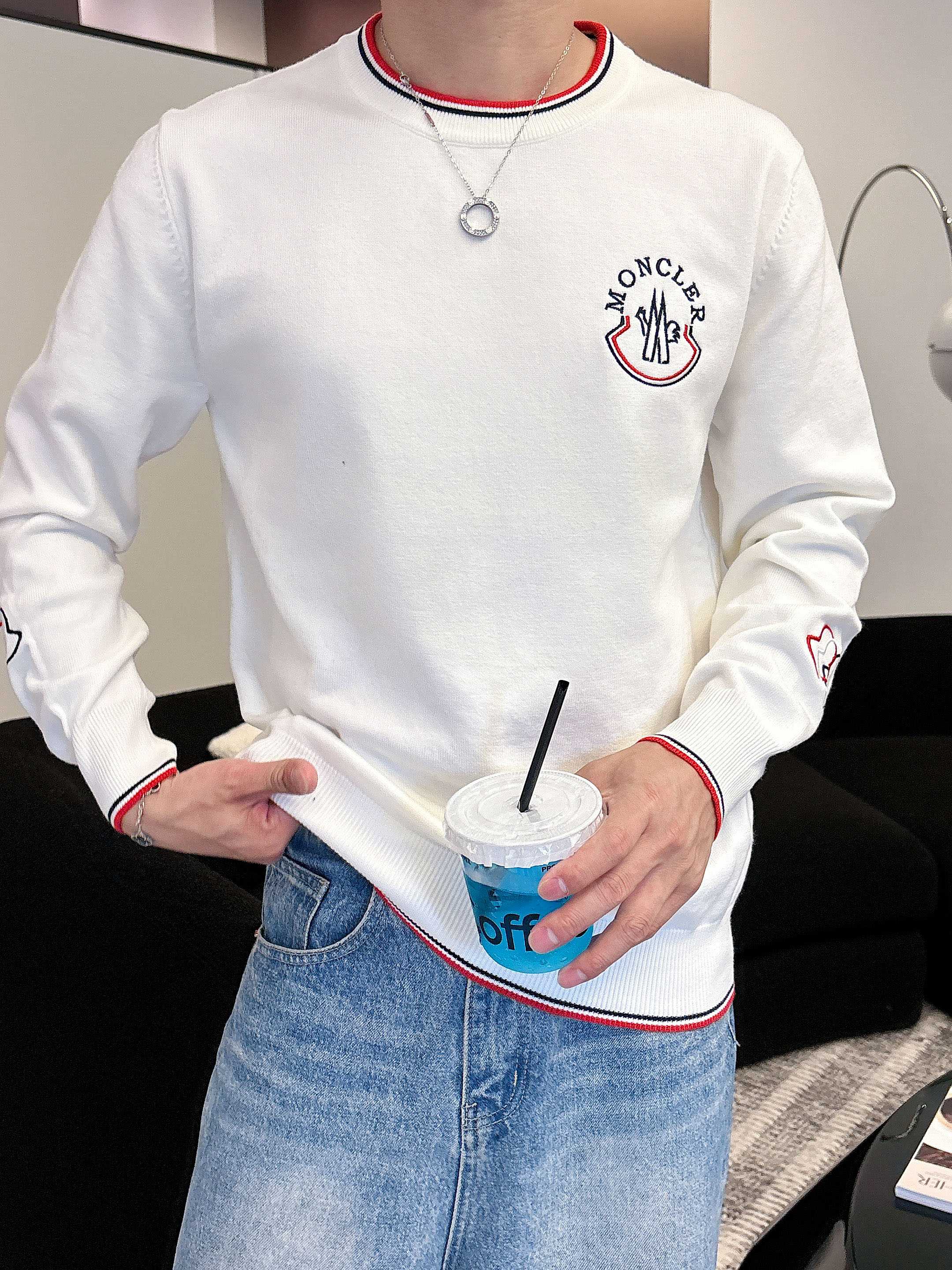 · 蒙口Moncler 2025官网秋冬季最新款圆领毛衣，专柜同步在售爆款！特供羊毛混纺面料.手感舒适.