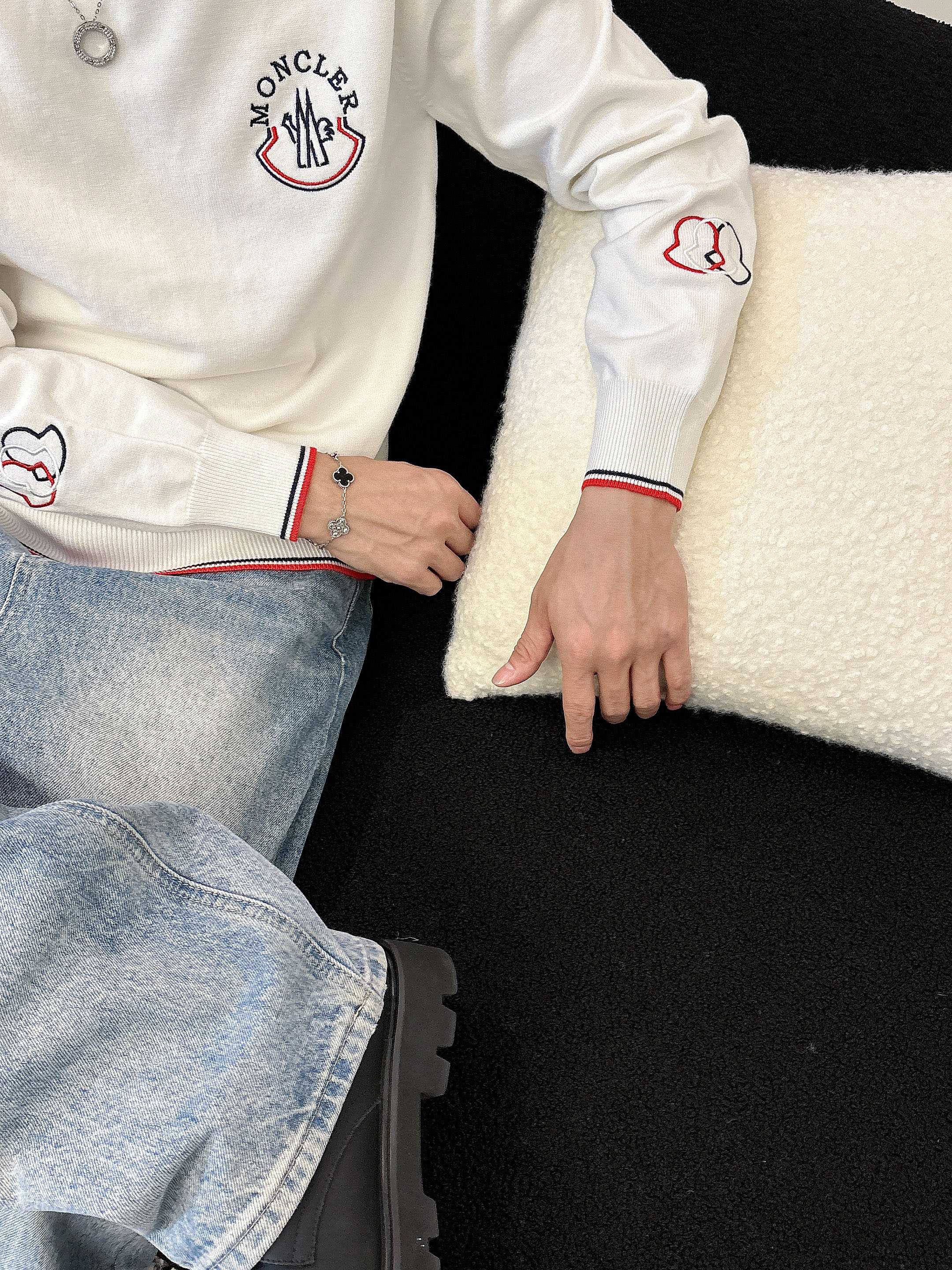 · 蒙口Moncler 2025官网秋冬季最新款圆领毛衣，专柜同步在售爆款！特供羊毛混纺面料.手感舒适.