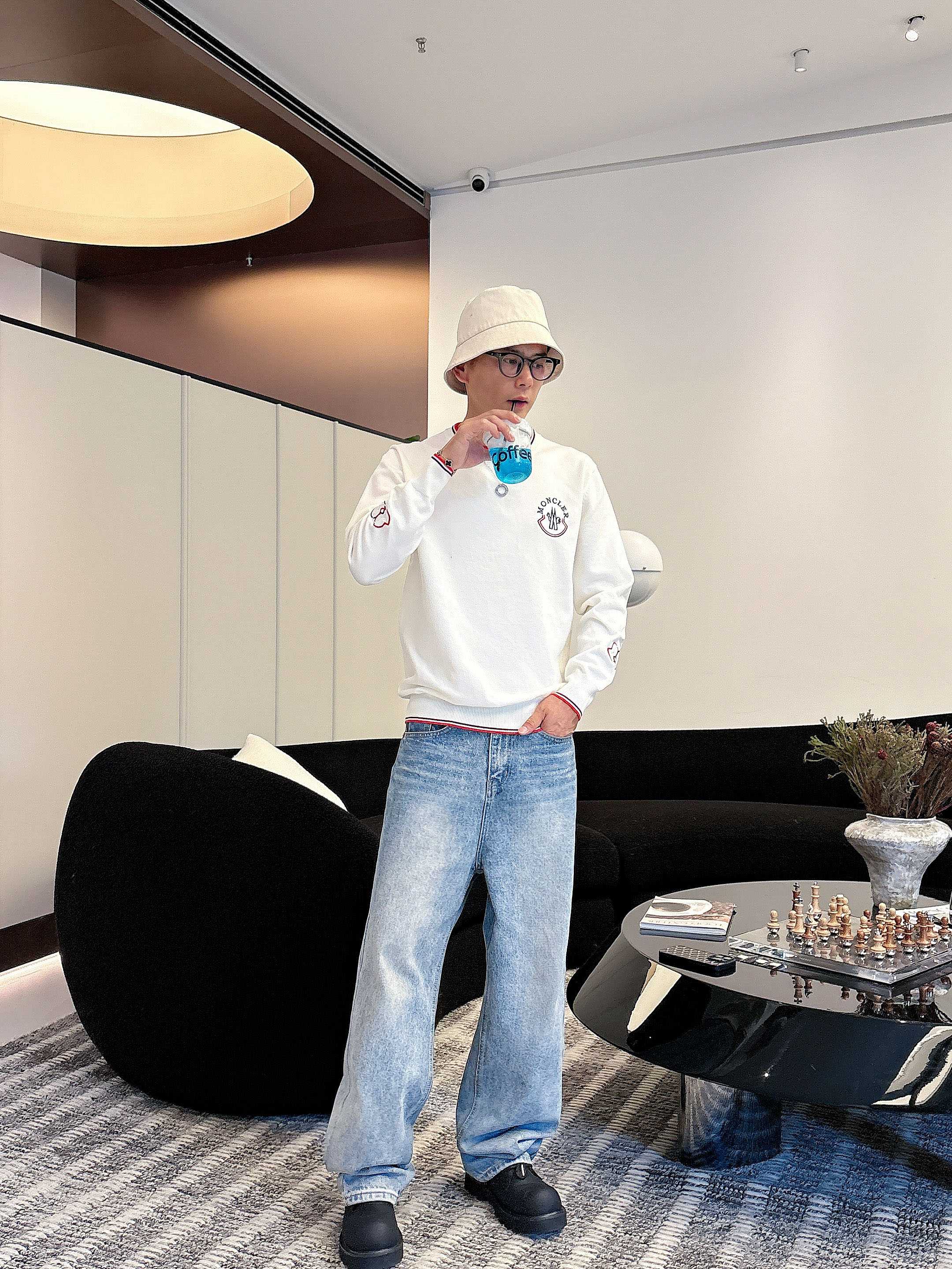 · 蒙口Moncler 2025官网秋冬季最新款圆领毛衣，专柜同步在售爆款！特供羊毛混纺面料.手感舒适.