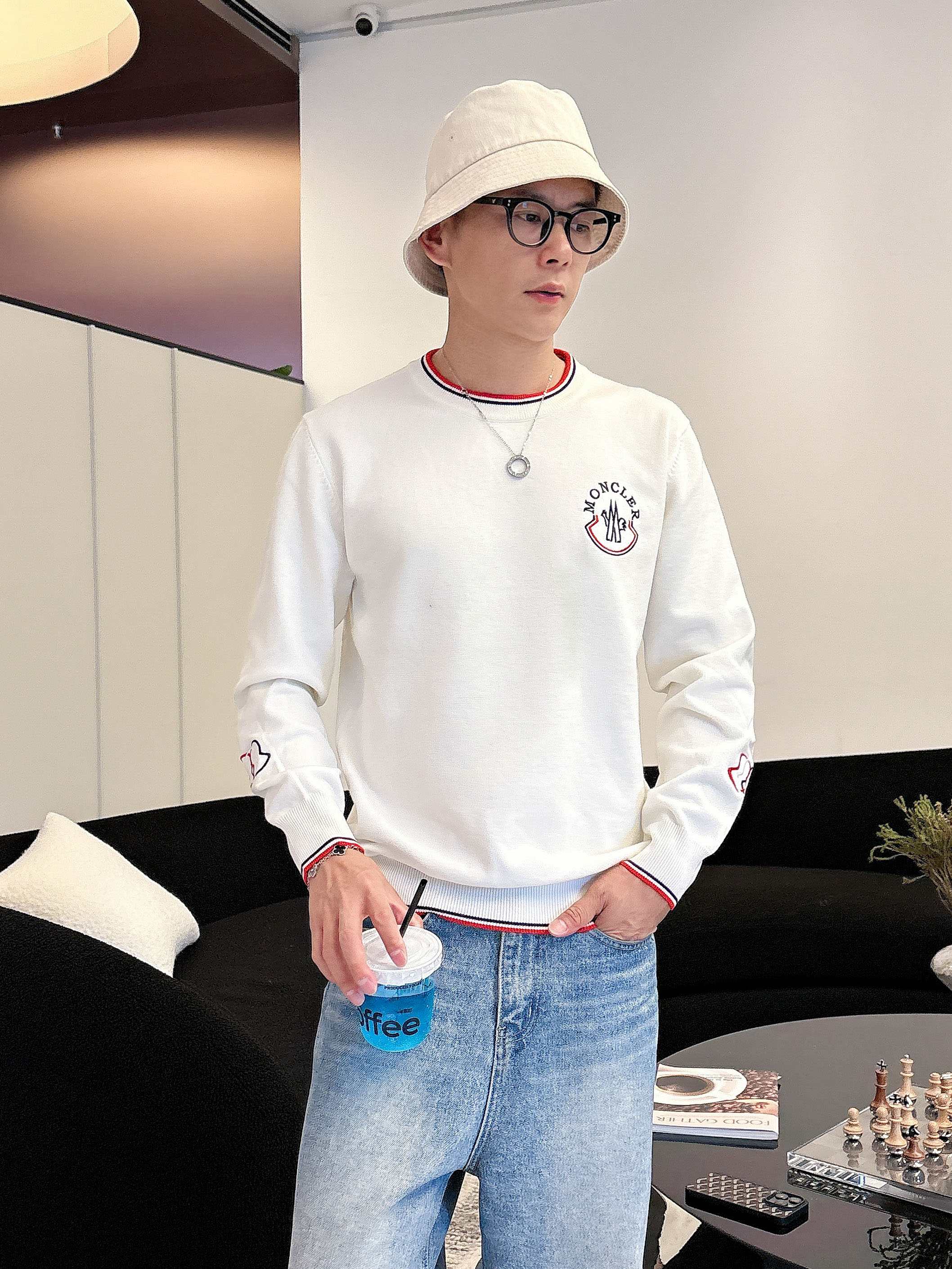 · 蒙口Moncler 2025官网秋冬季最新款圆领毛衣，专柜同步在售爆款！特供羊毛混纺面料.手感舒适.