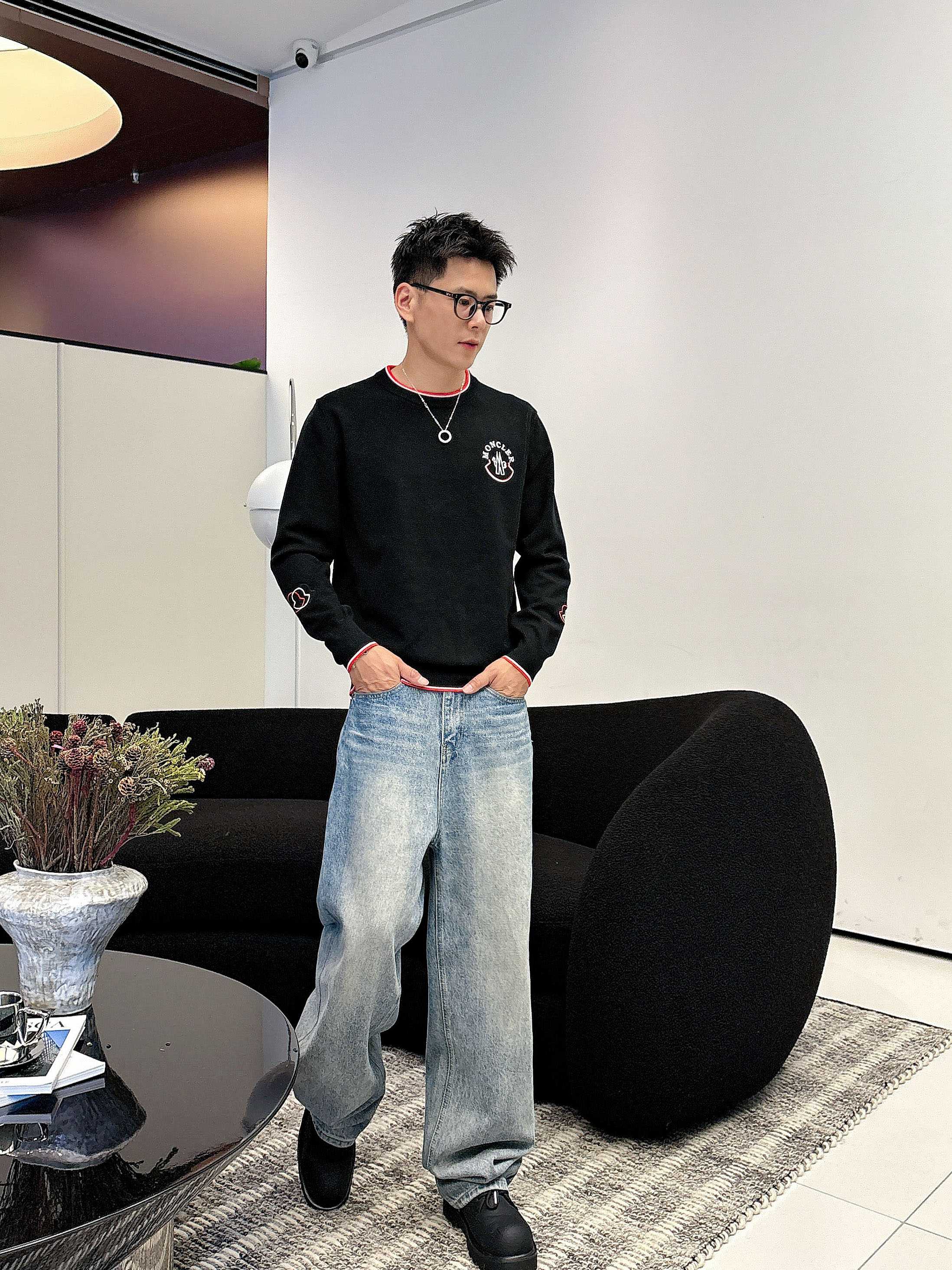 · 蒙口Moncler 2025官网秋冬季最新款圆领毛衣，专柜同步在售爆款！特供羊毛混纺面料.手感舒适.