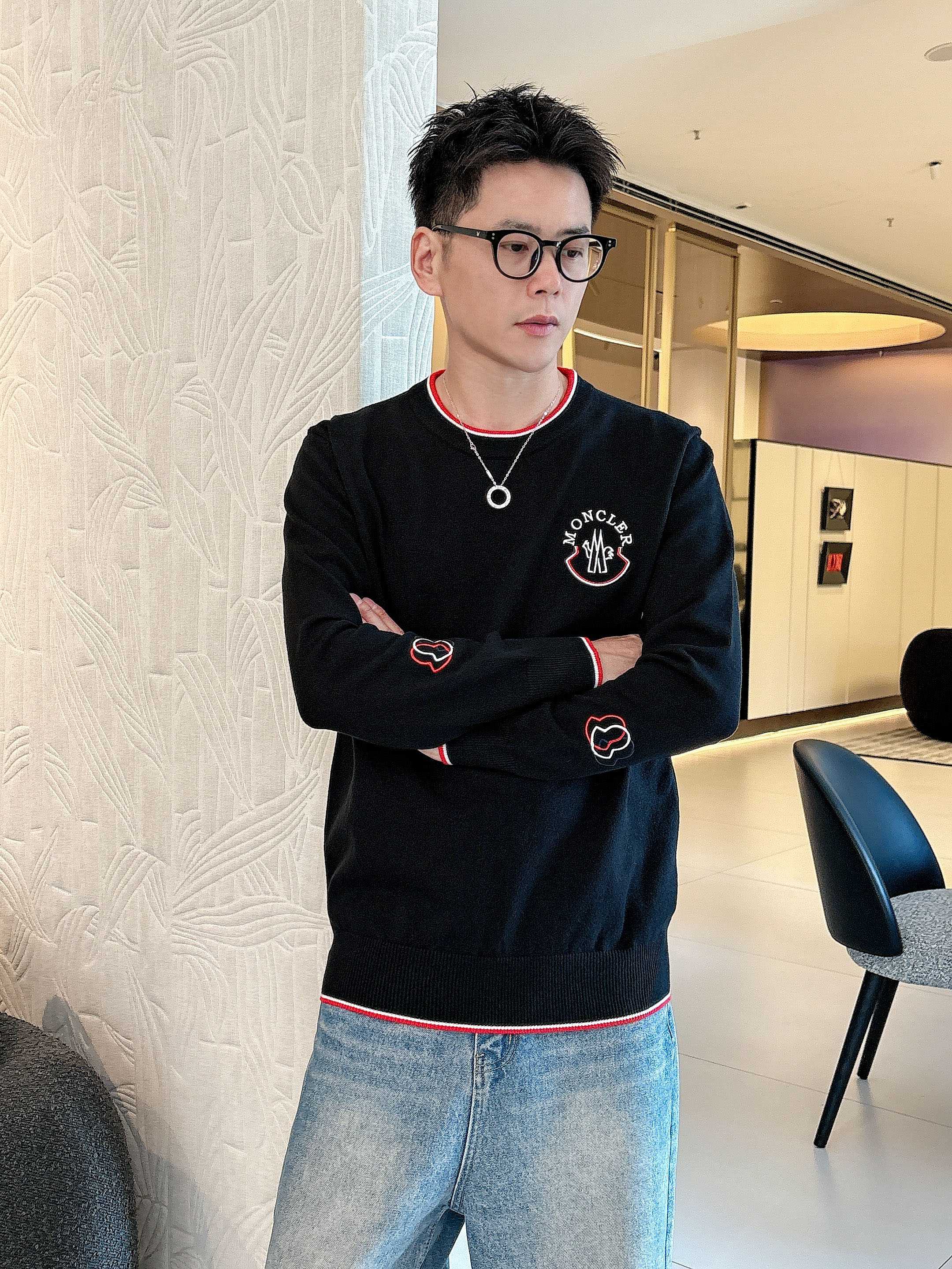 NO:563822,The latest round neck sweaters from Moncler's official website for autumn and winter 2025 are on sale at the counter simultaneously!  Specially made of wool blended fabric. It feels comfortable. It can be directly in contact with the skin. The logo badge is exquisitely embroidered, which is extremely eye-catching!  The details highlight the fashionable charm of big brands. Exquisite workmanship. Three-dimensional cutting style. The wearing effect is invincible and handsome!  All three standards are complete!  Size M-3XL,,Moncler,sweaters,alexander wang19860909蒙口Moncler 2025官网秋冬季最新款圆领毛衣,专柜同步在售爆款！特供羊毛混纺面料.手感舒适.可直接接触皮肤,logo徽章精致刺绣标志,极为抢眼！细节凸显大牌时尚魅力.精致做工.立体裁剪风格.穿着效果无敌帅气！三标齐全！码数M-3XL,,Moncler,sweaters,alexander wang,Men's clothing