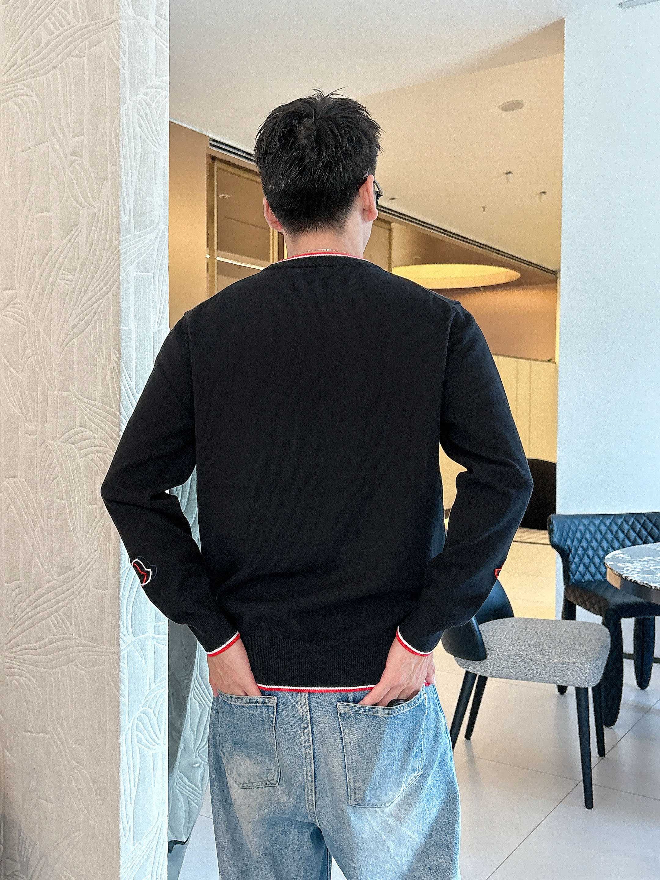 · 蒙口Moncler 2025官网秋冬季最新款圆领毛衣，专柜同步在售爆款！特供羊毛混纺面料.手感舒适.