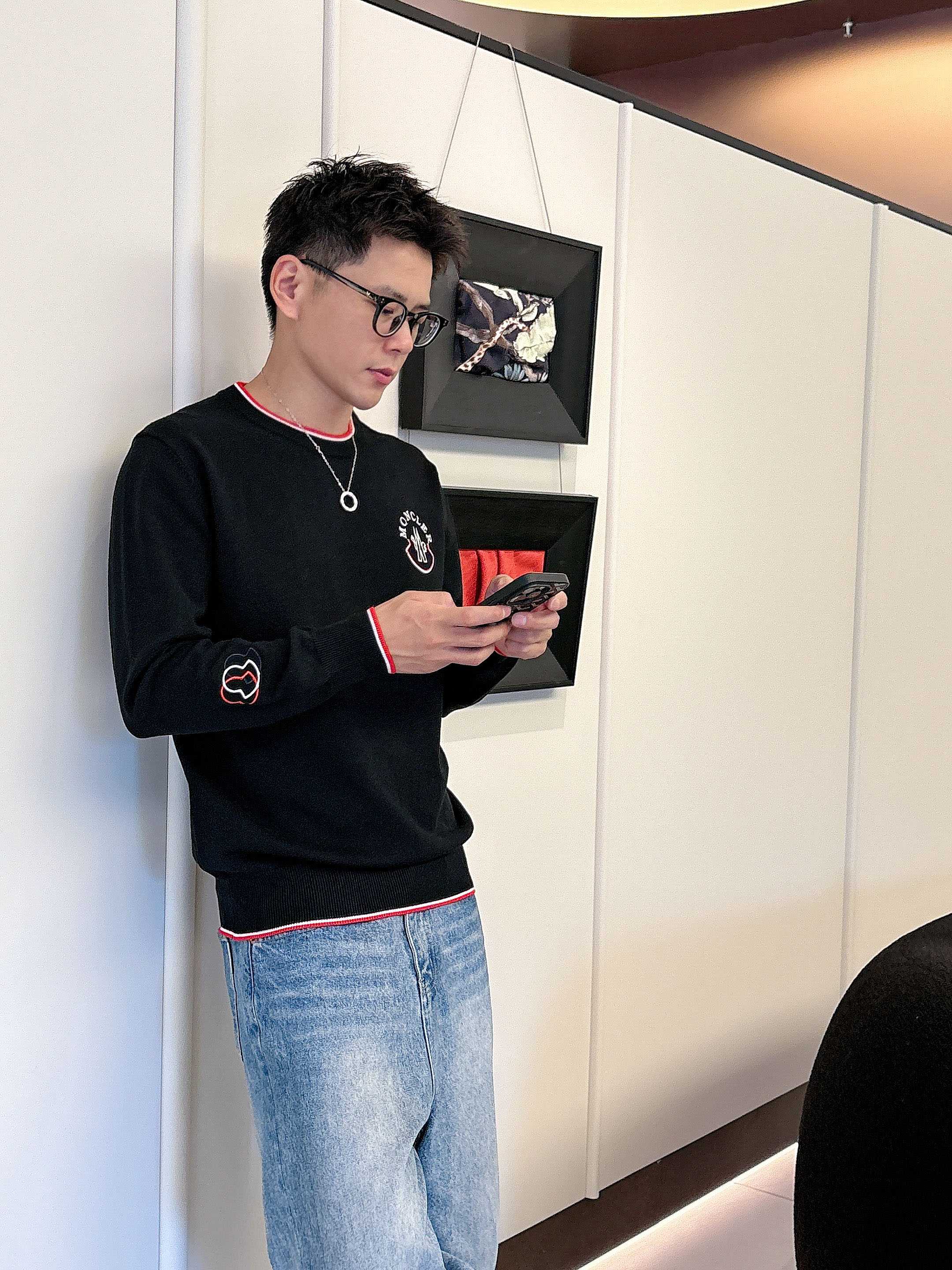 · 蒙口Moncler 2025官网秋冬季最新款圆领毛衣，专柜同步在售爆款！特供羊毛混纺面料.手感舒适.