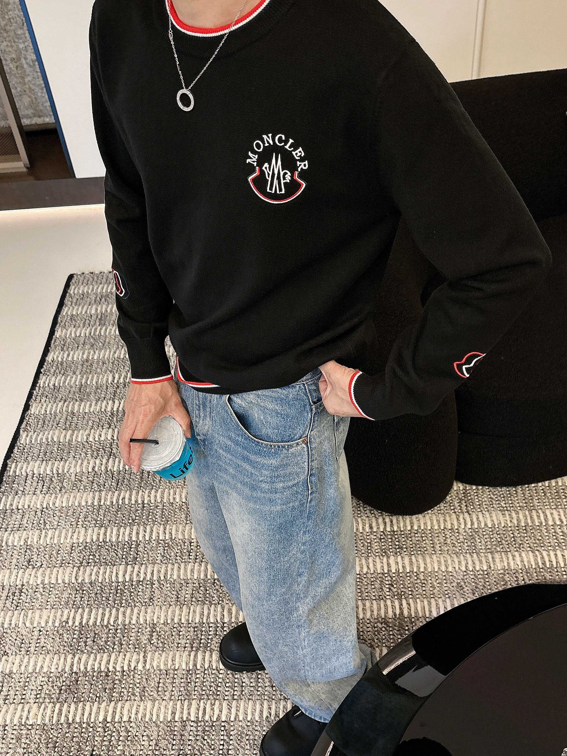 · 蒙口Moncler 2025官网秋冬季最新款圆领毛衣，专柜同步在售爆款！特供羊毛混纺面料.手感舒适.