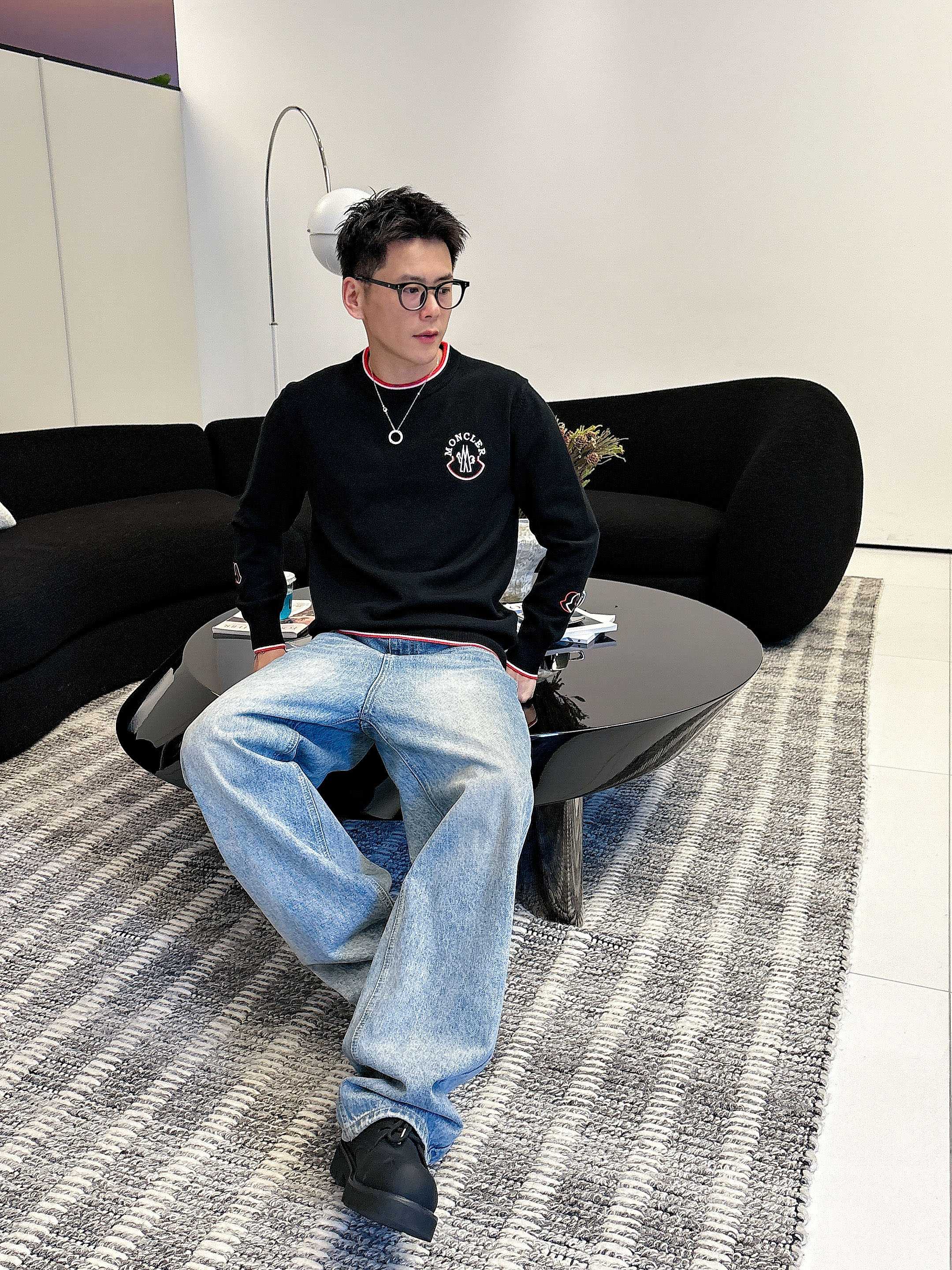 · 蒙口Moncler 2025官网秋冬季最新款圆领毛衣，专柜同步在售爆款！特供羊毛混纺面料.手感舒适.