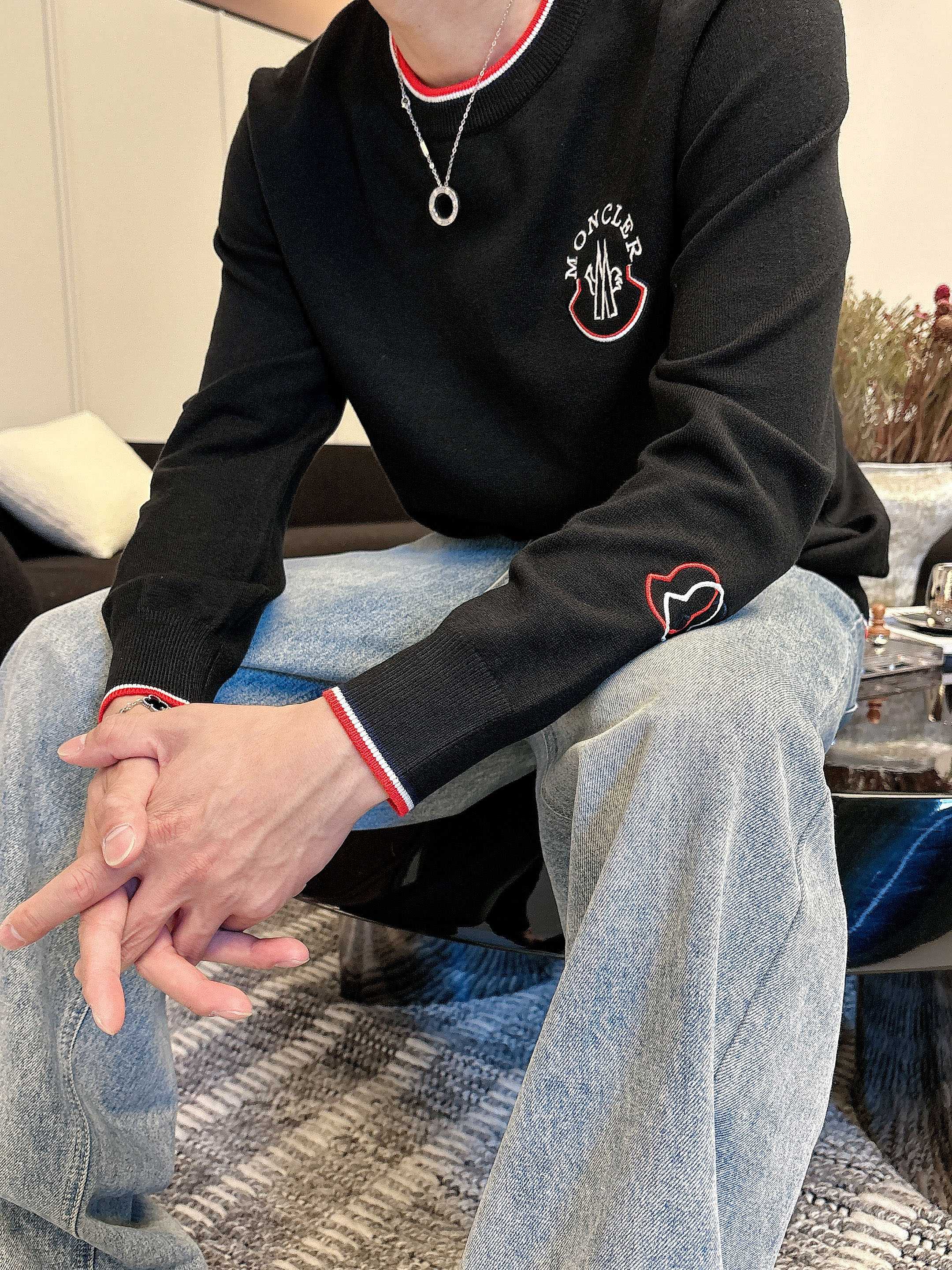 · 蒙口Moncler 2025官网秋冬季最新款圆领毛衣，专柜同步在售爆款！特供羊毛混纺面料.手感舒适.