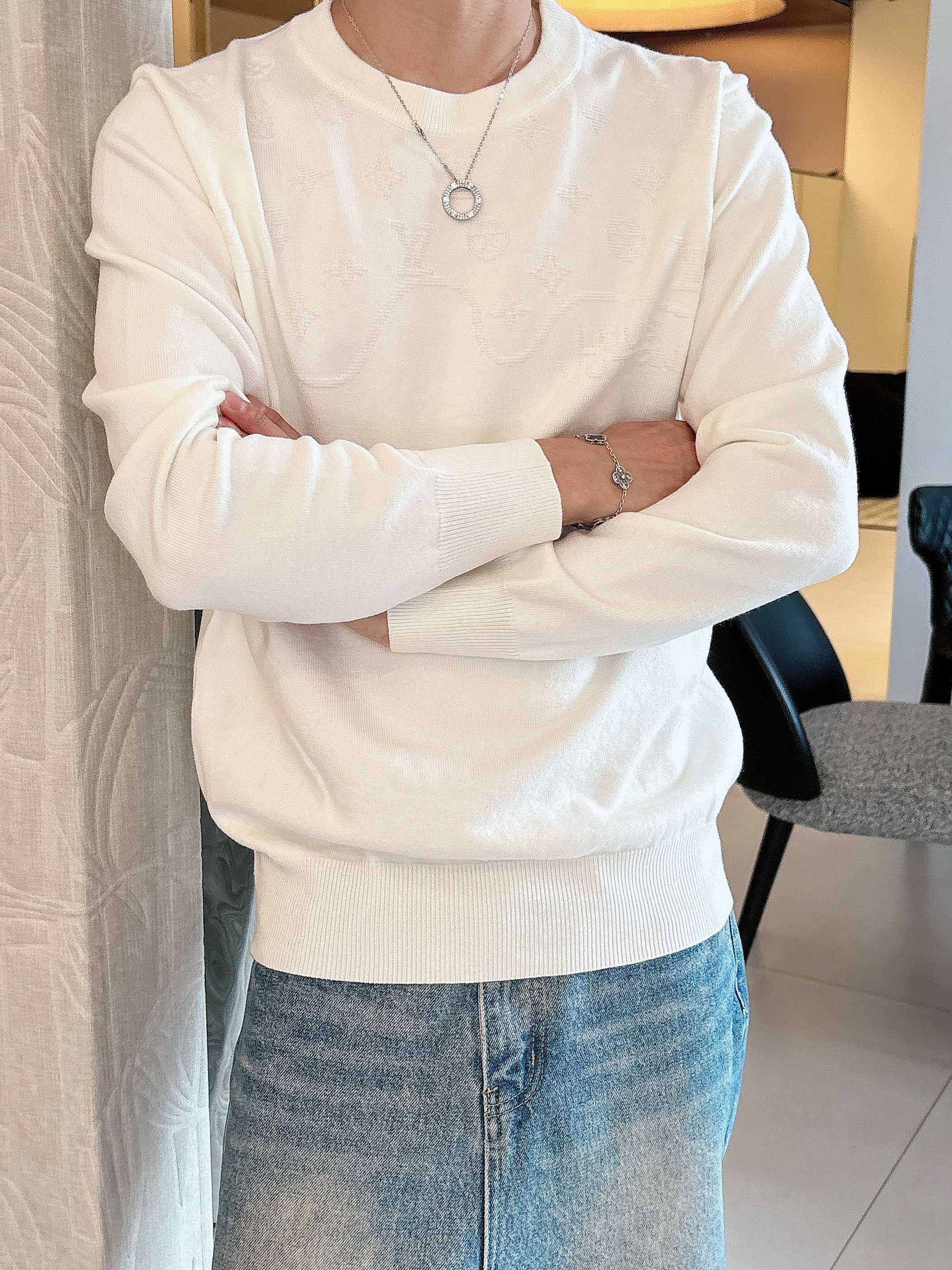 · LV 2025官网秋冬季最新款圆领毛衣，专柜同步在售爆款！特供羊毛混纺面料.手感舒适.可直接接触皮肤