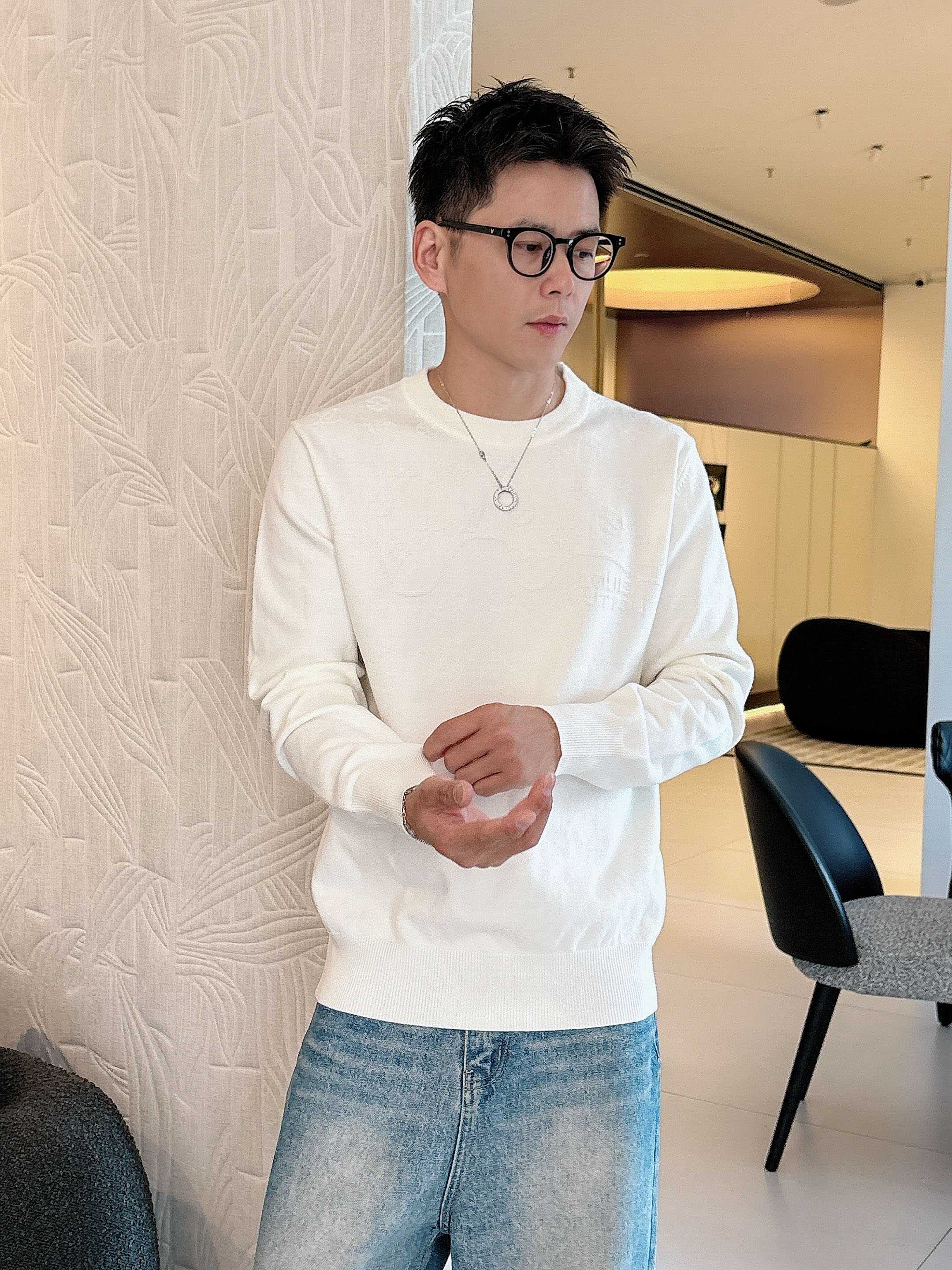 · LV 2025官网秋冬季最新款圆领毛衣，专柜同步在售爆款！特供羊毛混纺面料.手感舒适.可直接接触皮肤