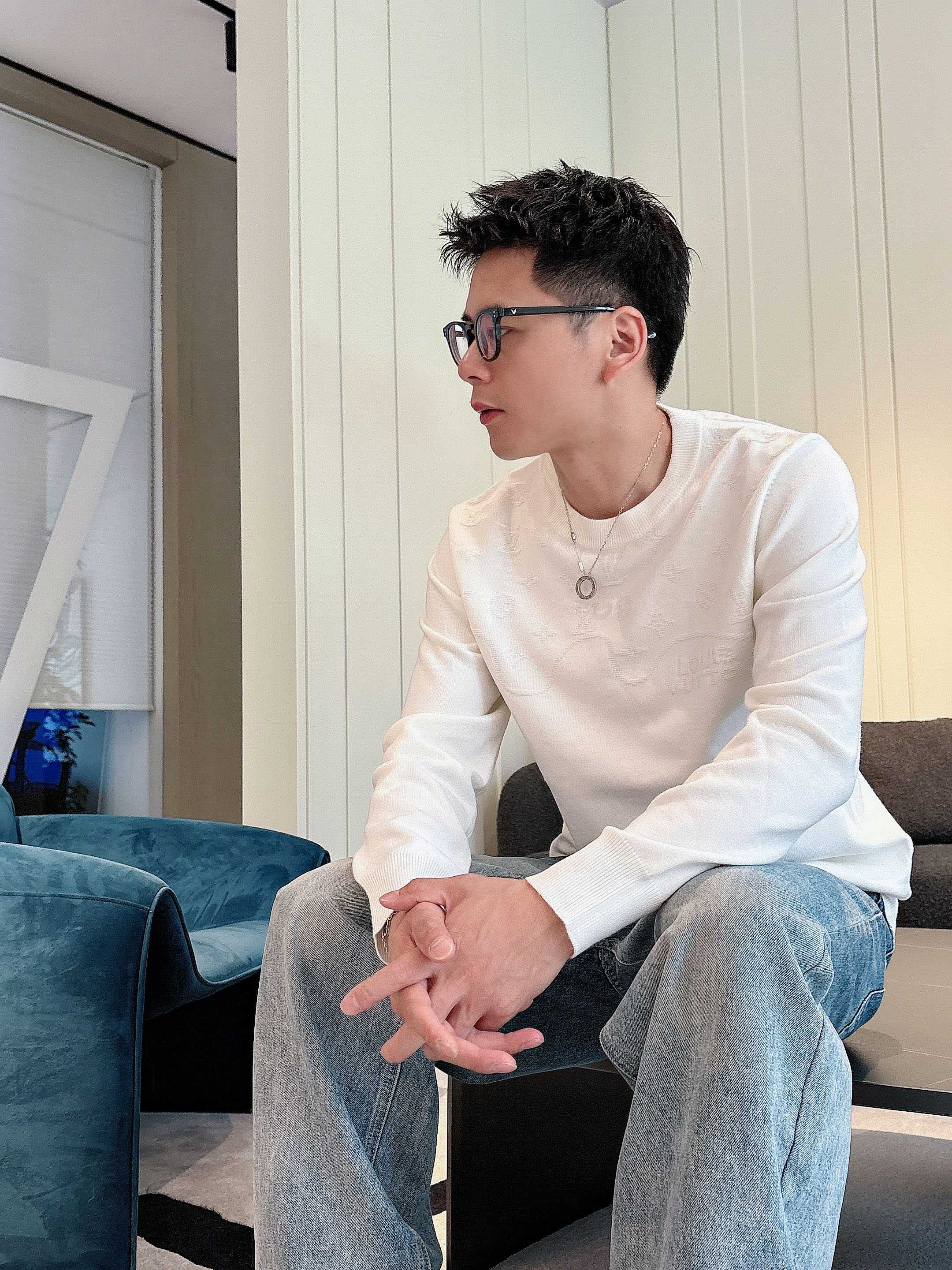 · LV 2025官网秋冬季最新款圆领毛衣，专柜同步在售爆款！特供羊毛混纺面料.手感舒适.可直接接触皮肤