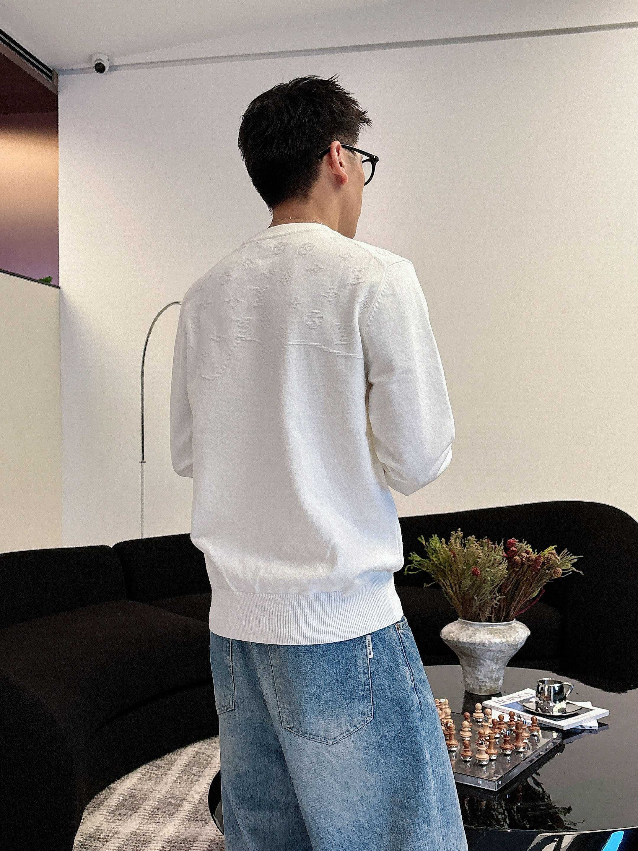 · LV 2025官网秋冬季最新款圆领毛衣，专柜同步在售爆款！特供羊毛混纺面料.手感舒适.可直接接触皮肤