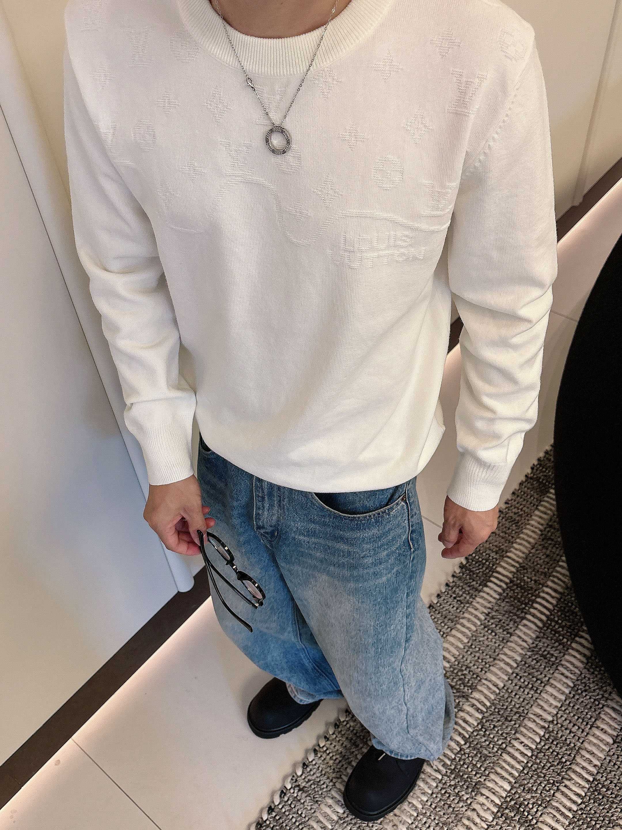 · LV 2025官网秋冬季最新款圆领毛衣，专柜同步在售爆款！特供羊毛混纺面料.手感舒适.可直接接触皮肤