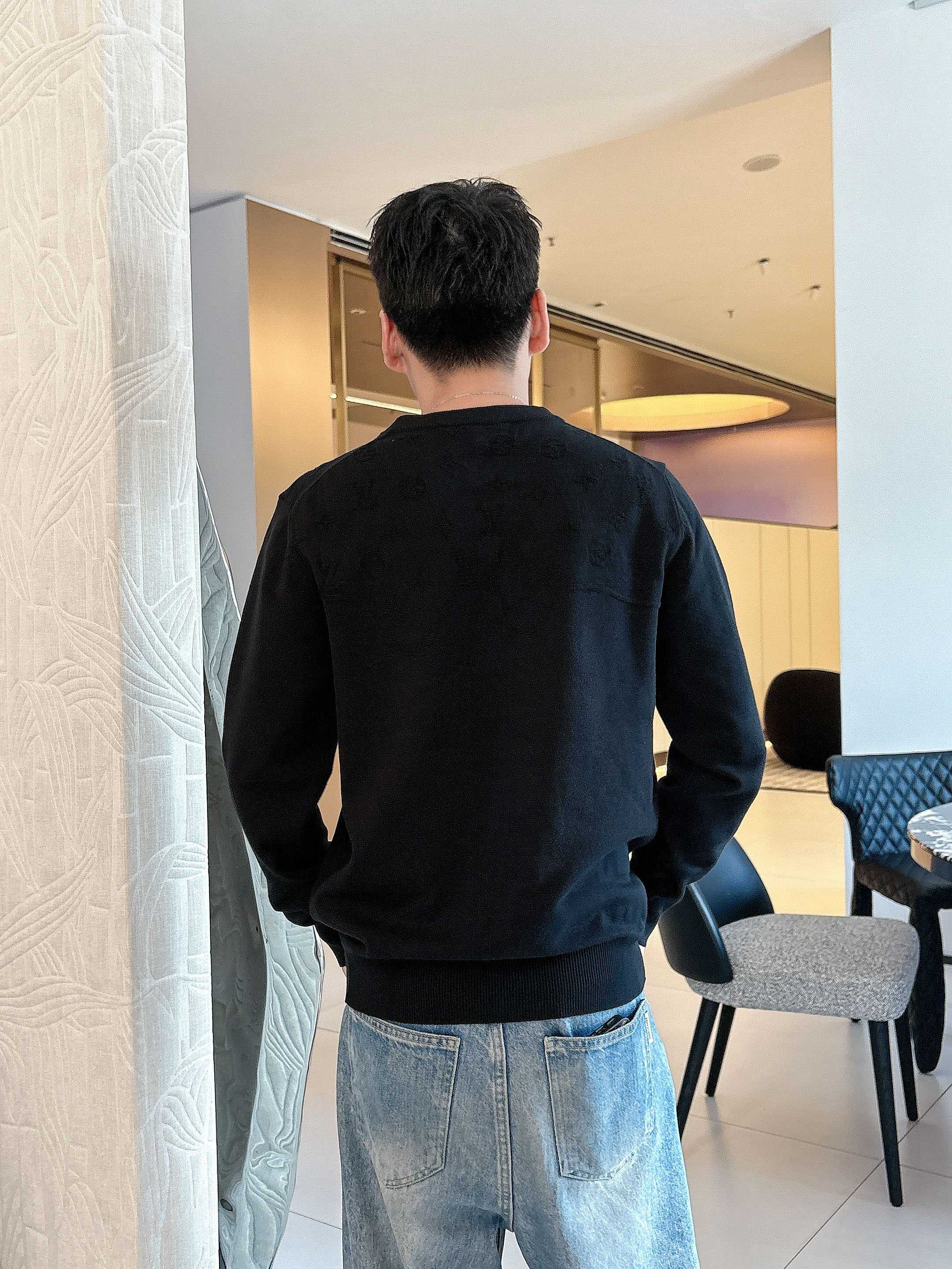 · LV 2025官网秋冬季最新款圆领毛衣，专柜同步在售爆款！特供羊毛混纺面料.手感舒适.可直接接触皮肤