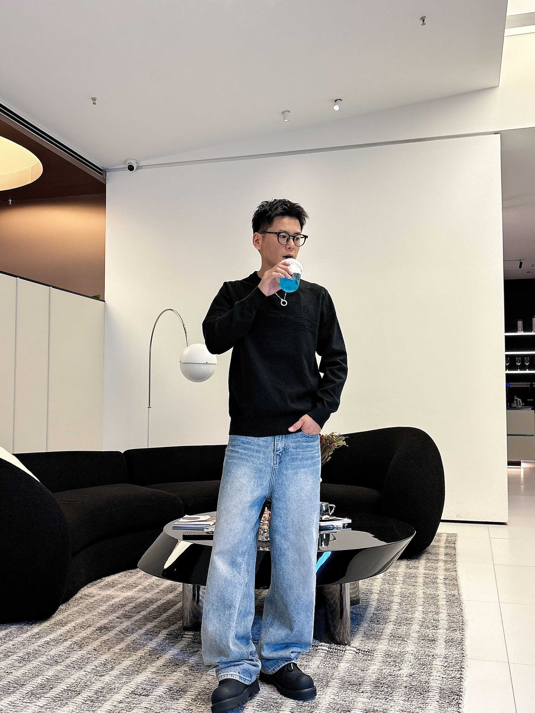 · LV 2025官网秋冬季最新款圆领毛衣，专柜同步在售爆款！特供羊毛混纺面料.手感舒适.可直接接触皮肤