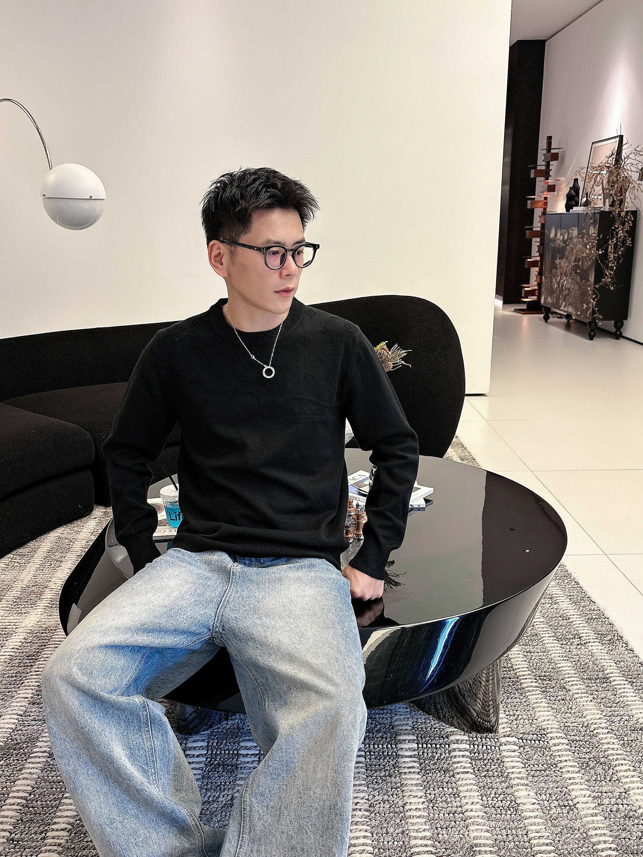 · LV 2025官网秋冬季最新款圆领毛衣，专柜同步在售爆款！特供羊毛混纺面料.手感舒适.可直接接触皮肤