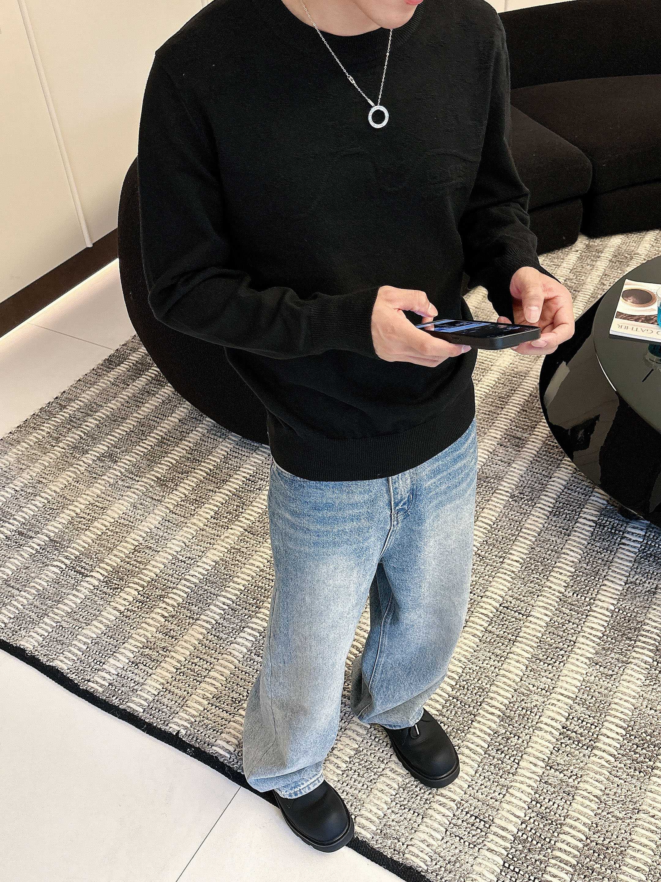 · LV 2025官网秋冬季最新款圆领毛衣，专柜同步在售爆款！特供羊毛混纺面料.手感舒适.可直接接触皮肤