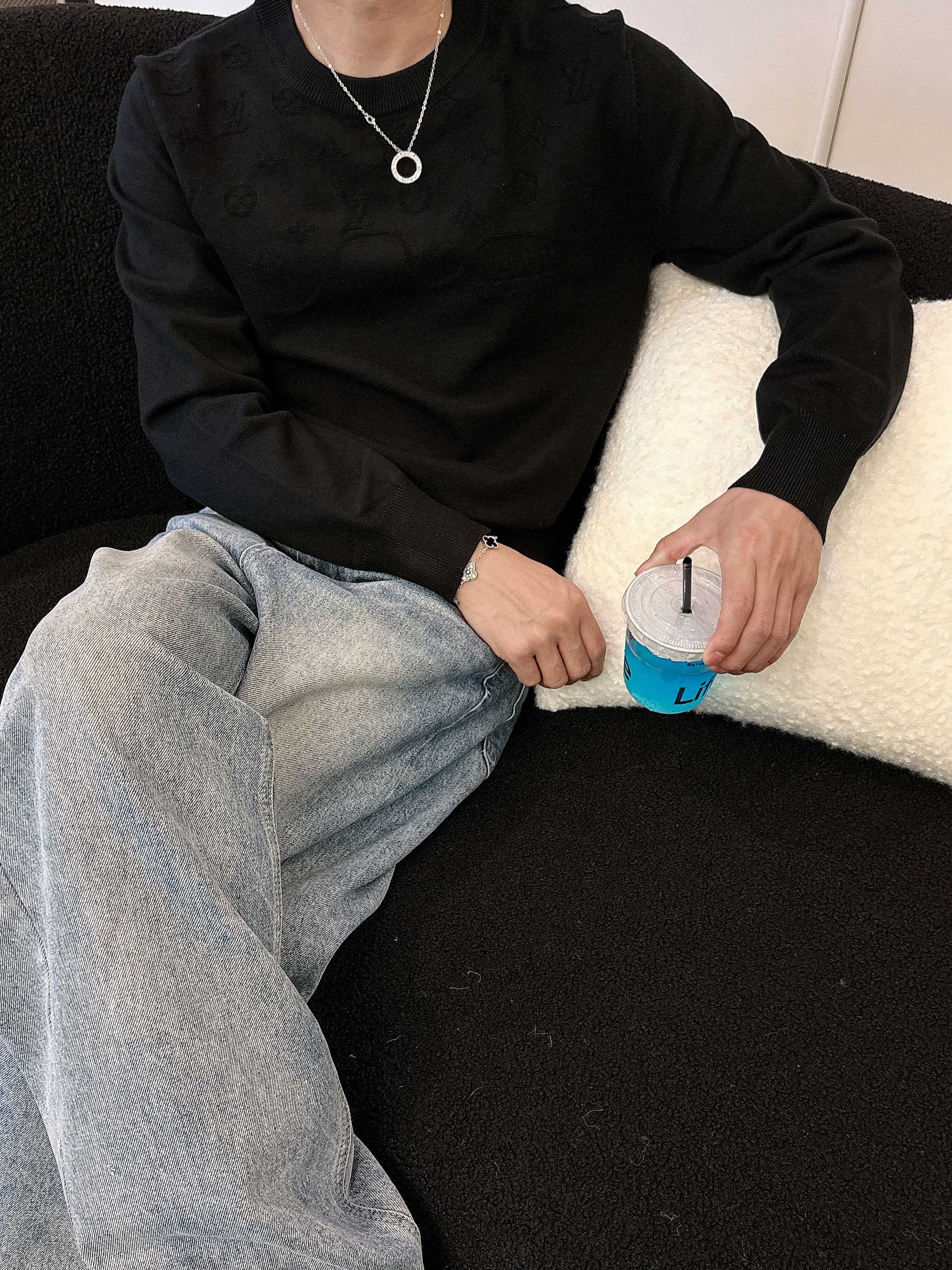 · LV 2025官网秋冬季最新款圆领毛衣，专柜同步在售爆款！特供羊毛混纺面料.手感舒适.可直接接触皮肤