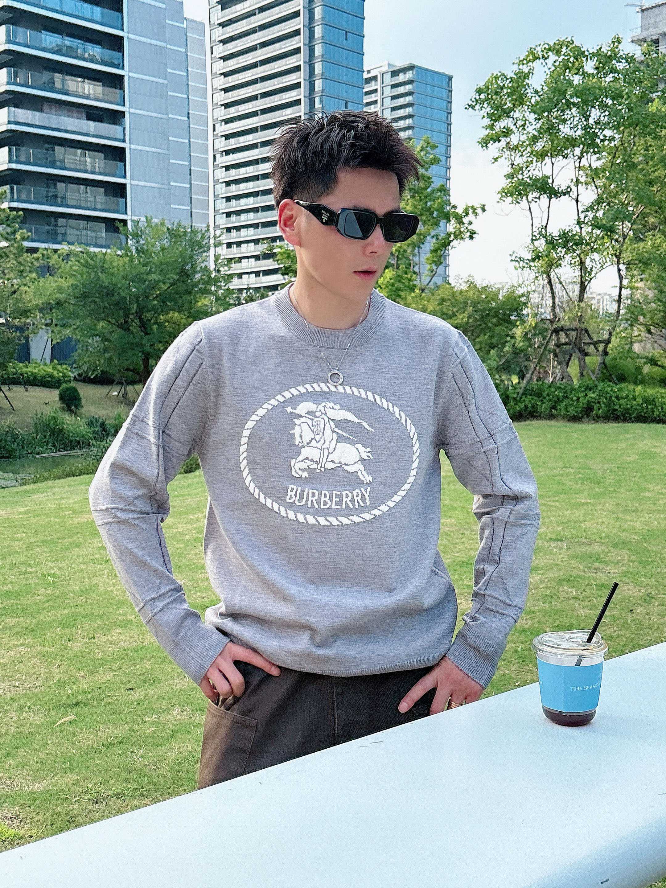 NO:563865,Burberry BUR 2025 official website latest round neck sweater for autumn and winter, popular models are on sale at the same time at the counter!  Specially made of wool blended fabric. It feels comfortable. It can be directly in contact with the skin. The logo badge is exquisite and extremely eye-catching!  The details highlight the fashionable charm of big brands. Exquisite workmanship. Three-dimensional cutting style. The wearing effect is invincible and handsome!  All three standards are complete!  Size M-3XL,,burberry,burberry,sweaters,alexander wang19860909巴宝莉BUR 2025官网秋冬季最新款圆领毛衣,专柜同步在售爆款！特供羊毛混纺面料.手感舒适.可直接接触皮肤,logo徽章精致标志,极为抢眼！细节凸显大牌时尚魅力.精致做工.立体裁剪风格.穿着效果无敌帅气！三标齐全！码数M-3XL,,burberry,burberry,sweaters,alexander wang,Men's clothing