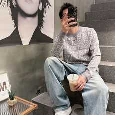 芬迪Fendi 2025官网秋冬季最新款圆领毛衣,专柜同步在售爆款!特供羊毛混纺面料.手感舒适.可直接接 芬迪Fendi 2025官网秋冬季最新款圆领毛衣,专柜同步在售爆款!特供羊毛混纺面料.手感舒适.可直接接