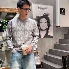 芬迪Fendi 2025官网秋冬季最新款圆领毛衣,专柜同步在售爆款!特供羊毛混纺面料.手感舒适.可直接接 芬迪Fendi 2025官网秋冬季最新款圆领毛衣,专柜同步在售爆款!特供羊毛混纺面料.手感舒适.可直接接
