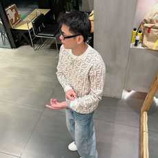 芬迪Fendi 2025官网秋冬季最新款圆领毛衣,专柜同步在售爆款!特供羊毛混纺面料.手感舒适.可直接接 芬迪Fendi 2025官网秋冬季最新款圆领毛衣,专柜同步在售爆款!特供羊毛混纺面料.手感舒适.可直接接