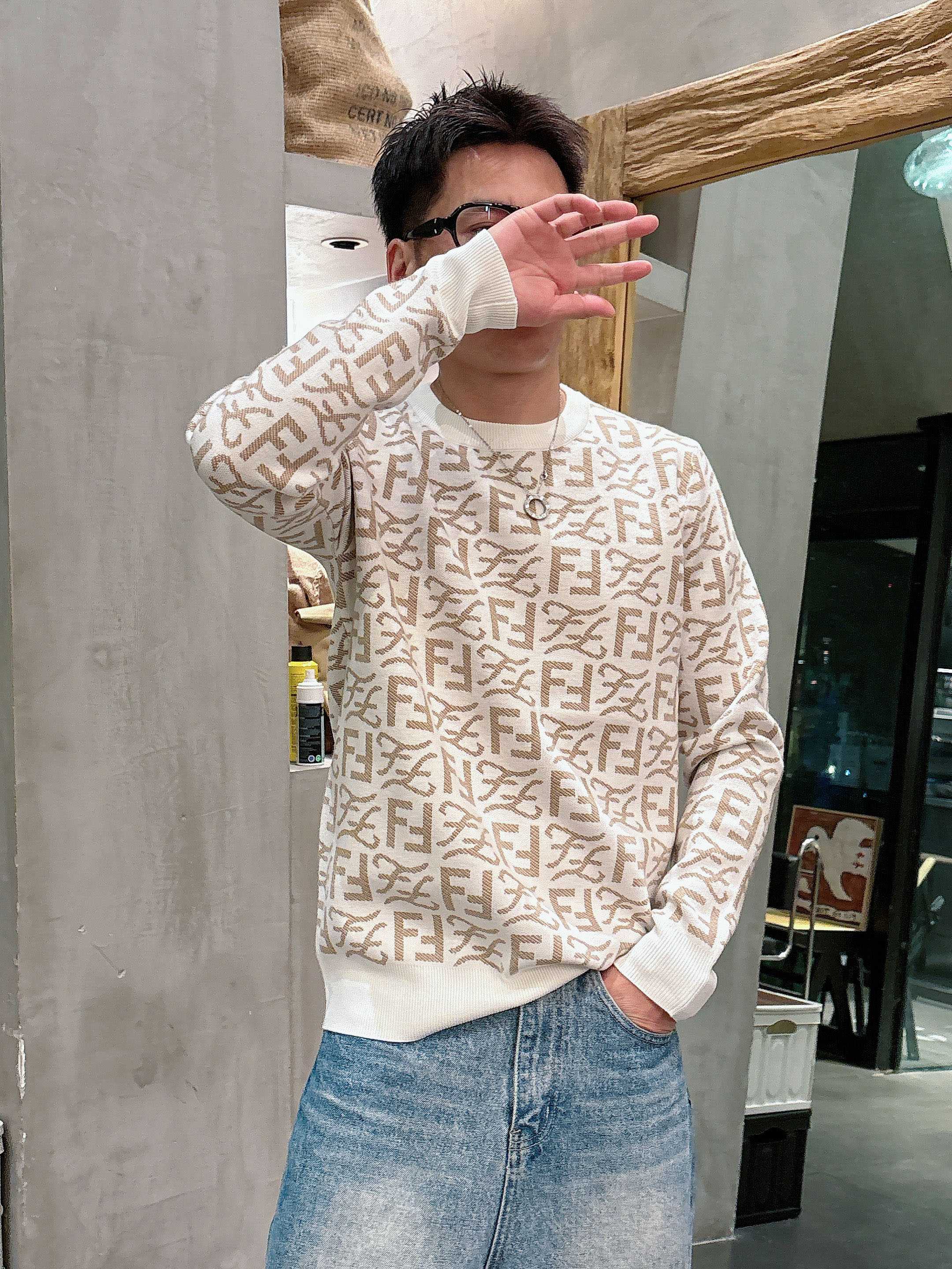 NO:563841,Fendi 2025 official website's latest round neck sweater for autumn and winter, popular models are on sale at the same time at the counter!  Specially made of wool blended fabric. It feels comfortable. It can be directly in contact with the skin. The logo badge is exquisite and extremely eye-catching!  The details highlight the fashionable charm of big brands. Exquisite workmanship. Three-dimensional cutting style. The wearing effect is invincible and handsome!  All three standards are complete!  Size M-3XL,,fendi,fendi,sweaters,alexander wang19860909芬迪Fendi 2025官网秋冬季最新款圆领毛衣,专柜同步在售爆款！特供羊毛混纺面料.手感舒适.可直接接触皮肤,logo徽章精致标志,极为抢眼！细节凸显大牌时尚魅力.精致做工.立体裁剪风格.穿着效果无敌帅气！三标齐全！码数M-3XL,,fendi,fendi,sweaters,alexander wang,Men's clothing