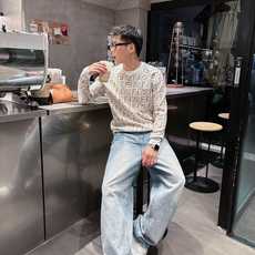 芬迪Fendi 2025官网秋冬季最新款圆领毛衣,专柜同步在售爆款!特供羊毛混纺面料.手感舒适.可直接接 芬迪Fendi 2025官网秋冬季最新款圆领毛衣,专柜同步在售爆款!特供羊毛混纺面料.手感舒适.可直接接