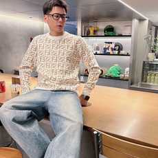芬迪Fendi 2025官网秋冬季最新款圆领毛衣,专柜同步在售爆款!特供羊毛混纺面料.手感舒适.可直接接 芬迪Fendi 2025官网秋冬季最新款圆领毛衣,专柜同步在售爆款!特供羊毛混纺面料.手感舒适.可直接接