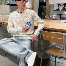 古驰Gucci 2025官网秋冬季最新款圆领毛衣,专柜同步在售爆款!特供羊毛混纺面料.手感舒适.可直接接 古驰Gucci 2025官网秋冬季最新款圆领毛衣,专柜同步在售爆款!特供羊毛混纺面料.手感舒适.可直接接