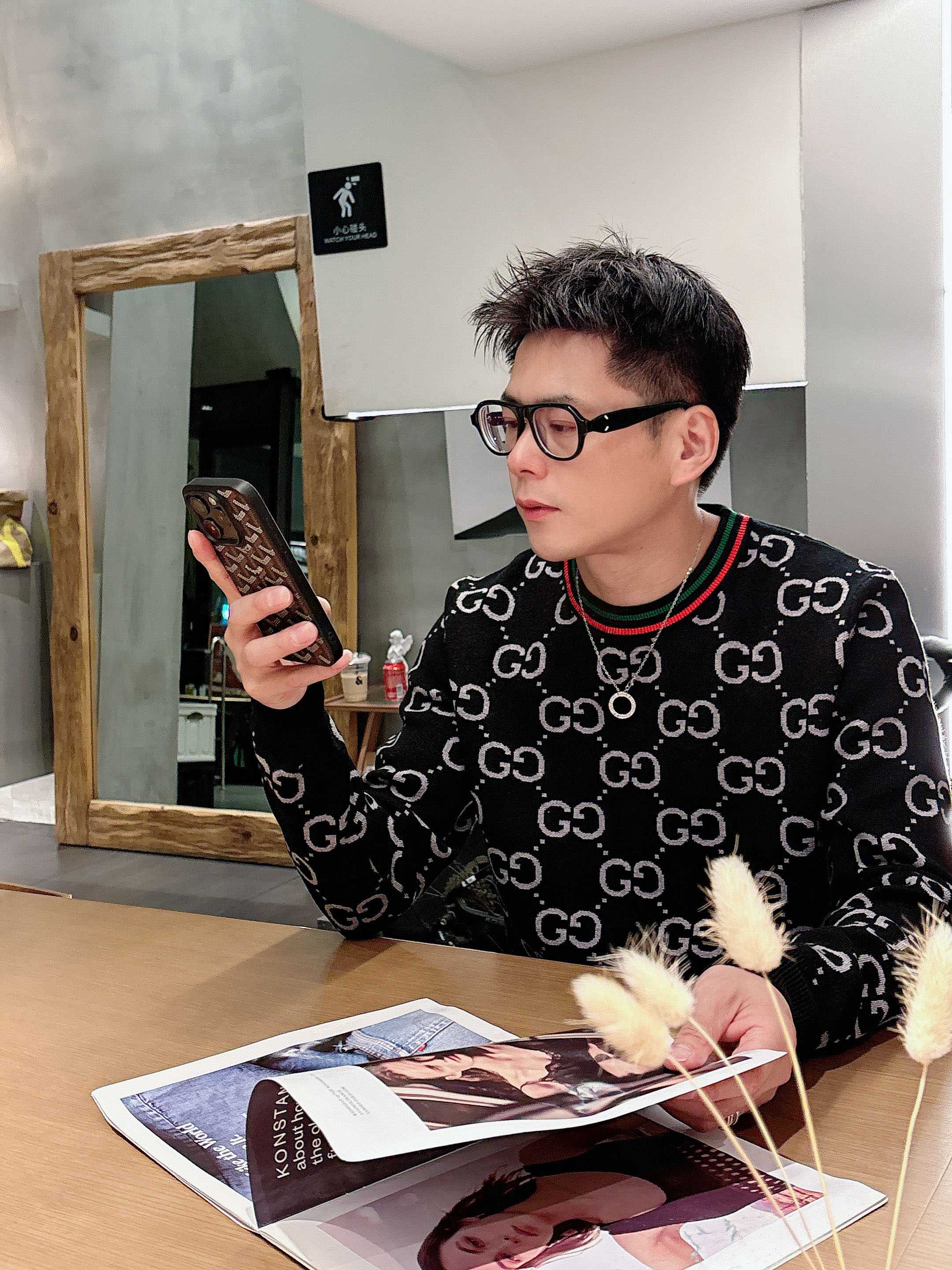 古驰Gucci 2025官网秋冬季最新款圆领毛衣，专柜同步在售爆款！特供羊毛混纺面料.手感舒适.可直接接