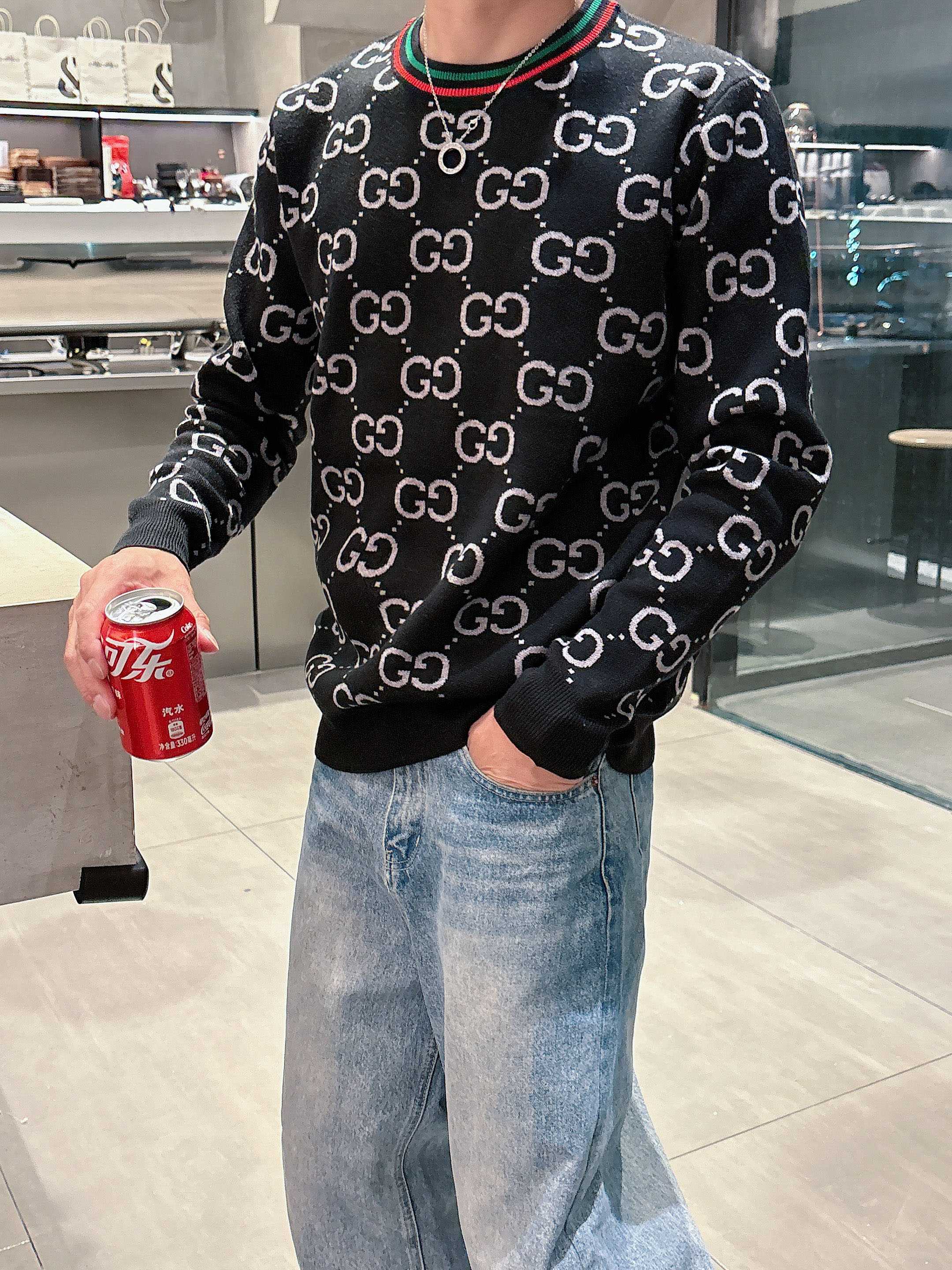 古驰Gucci 2025官网秋冬季最新款圆领毛衣，专柜同步在售爆款！特供羊毛混纺面料.手感舒适.可直接接