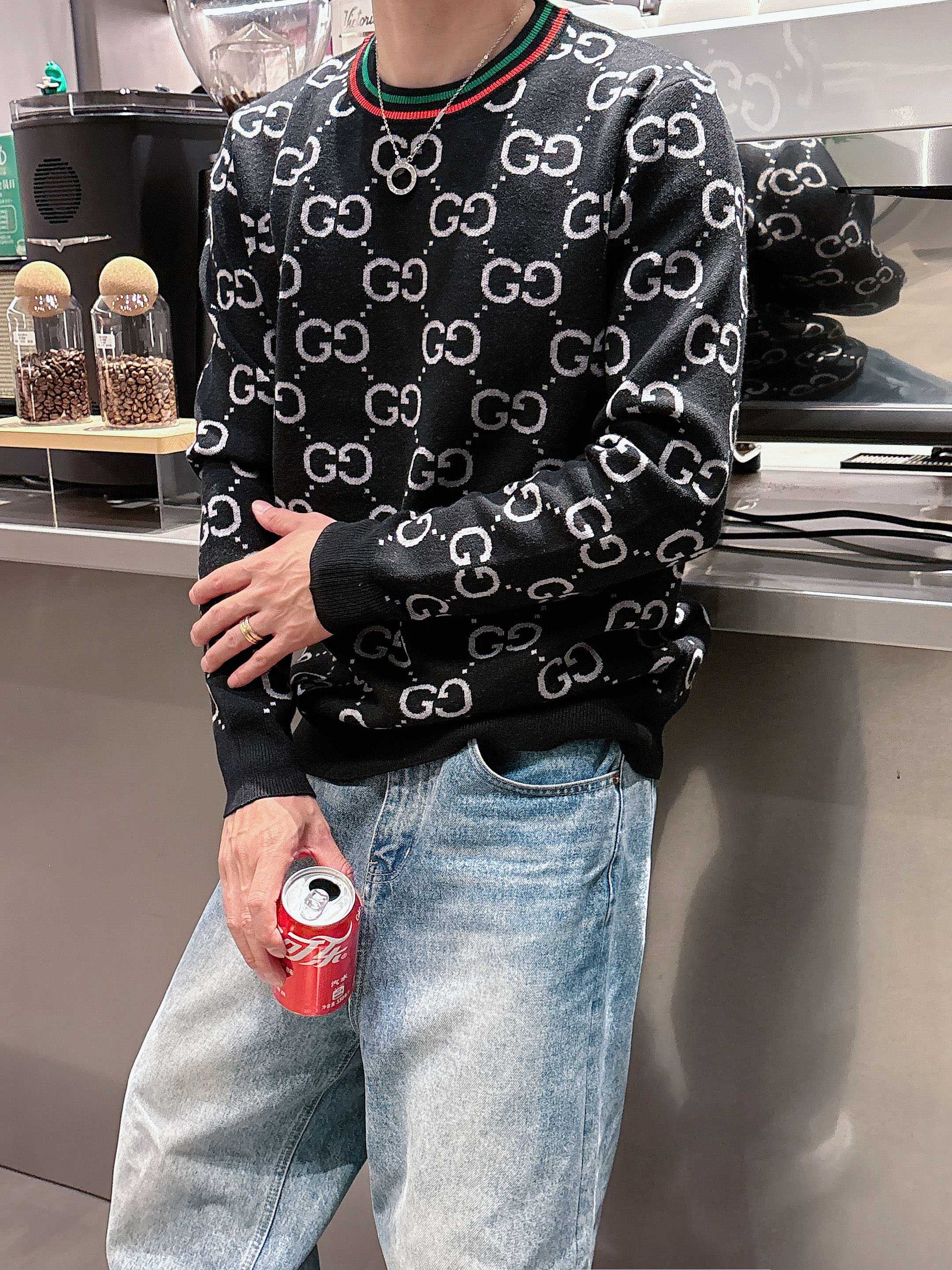 古驰Gucci 2025官网秋冬季最新款圆领毛衣，专柜同步在售爆款！特供羊毛混纺面料.手感舒适.可直接接