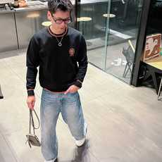 爱马仕Hermes2025官网秋冬季最新款圆领毛衣,专柜同步在售爆款!特供羊毛混纺面料.手感舒适.可直接 爱马仕Hermes2025官网秋冬季最新款圆领毛衣,专柜同步在售爆款!特供羊毛混纺面料.手感舒适.可直接